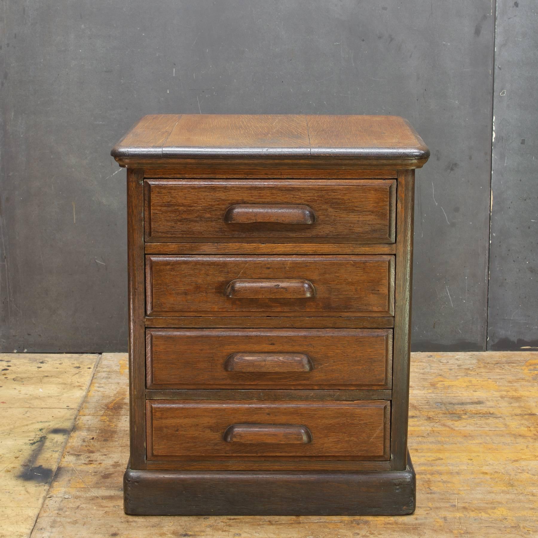 USA, c.1900s. Early 20th century writing chest of drawers, tabletop atelier. Or now use as an end table. Heavy time worn patina. Writing board slides out to either side.

Measure: Drawer depths are 4.25 in. Writing board slides completely out on