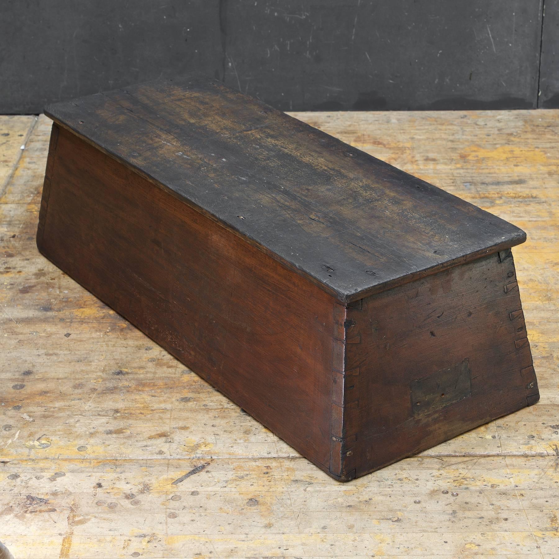 American Primitive Wooden Monolith Step or Shelf Display In Fair Condition In Hyattsville, MD