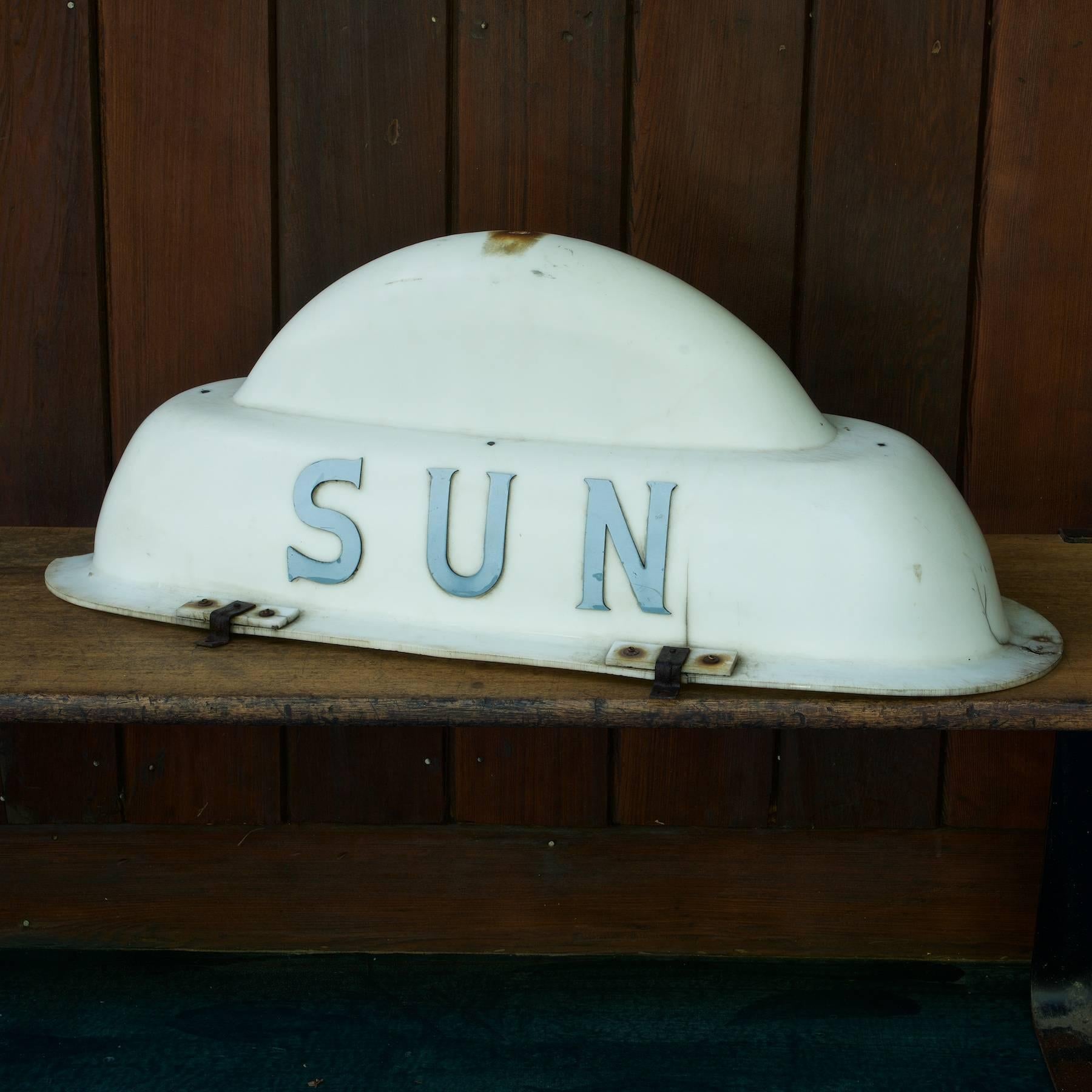 Vintage 1950er Jahre Baltimore Sun Taxi Cab Sign Auto Topper (Maschinenzeitalter) im Angebot