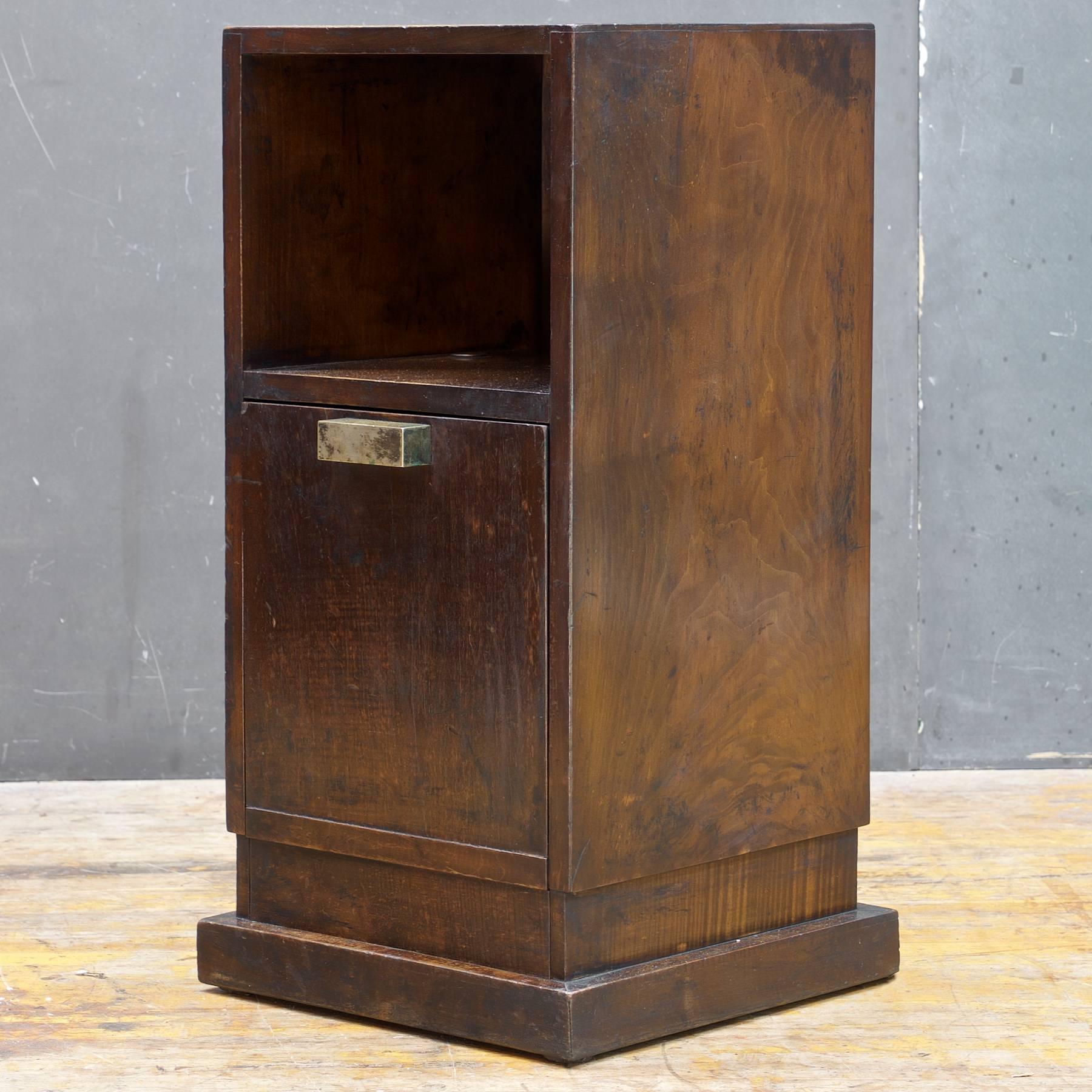 Heavily patina little nightstand, great look, and very old early modernist piece.

Measure: W 12.5 x D 13 x H 24.75 in.
 