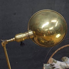 Lampada da tavolo a quadro articolato in ottone con cappuccio dei primi anni del 1900