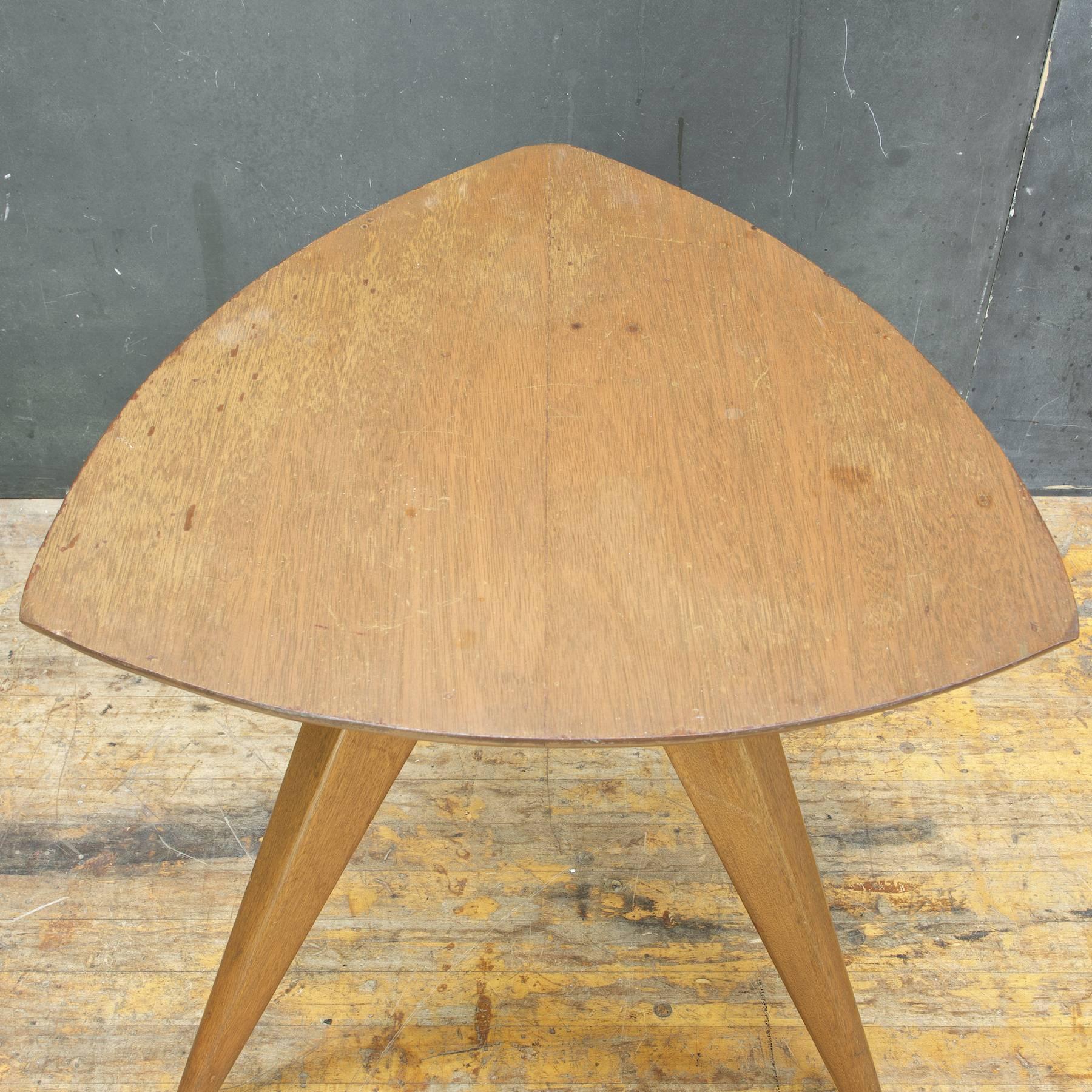 1950er Jahre Mid-Century Shield Dreibein-Tisch Paul Laszlo für Glenn of California (Moderne der Mitte des Jahrhunderts) im Angebot