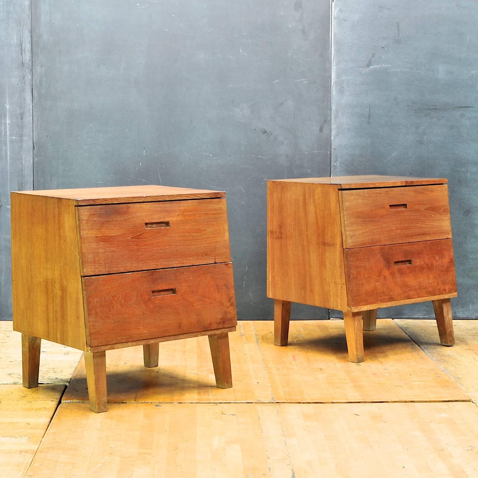 USA, circa 1950s. Unknown modernist craftsman, slanted face solid walnut dresser. Handmade. Very old growth, deep hued, complex grained hardwood. Excellent construction, smooth and fully Functional. (Two matching bedside cabinets/double drawer