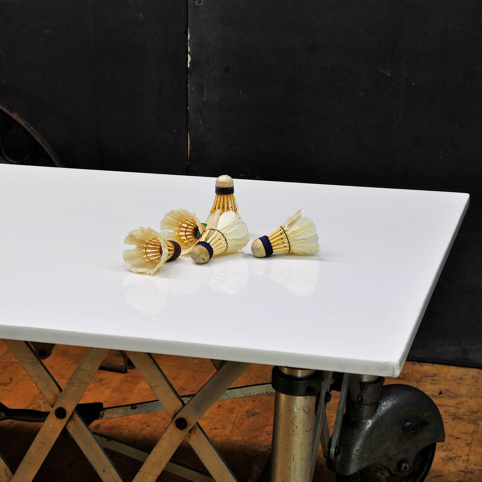 Industrieller Vitrolite-Weißer Milchglas-Lappentisch Macabre aus den 1930er Jahren im Zustand „Starke Gebrauchsspuren“ im Angebot in Hyattsville, MD