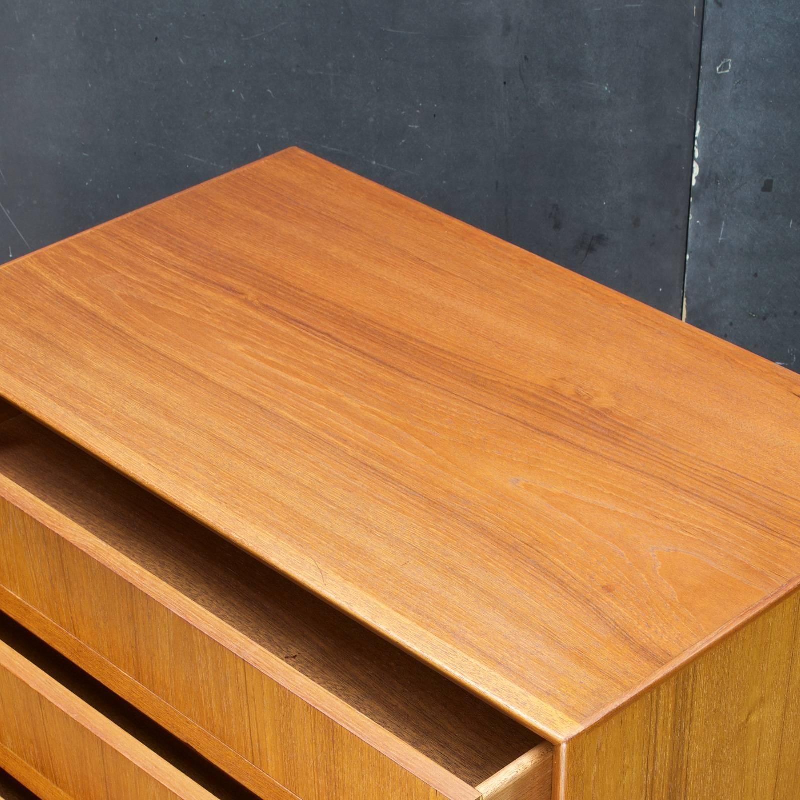 Petite 1960s Danish Teak Side Cabinet Dresser in the Style of Sibast In Good Condition In Hyattsville, MD