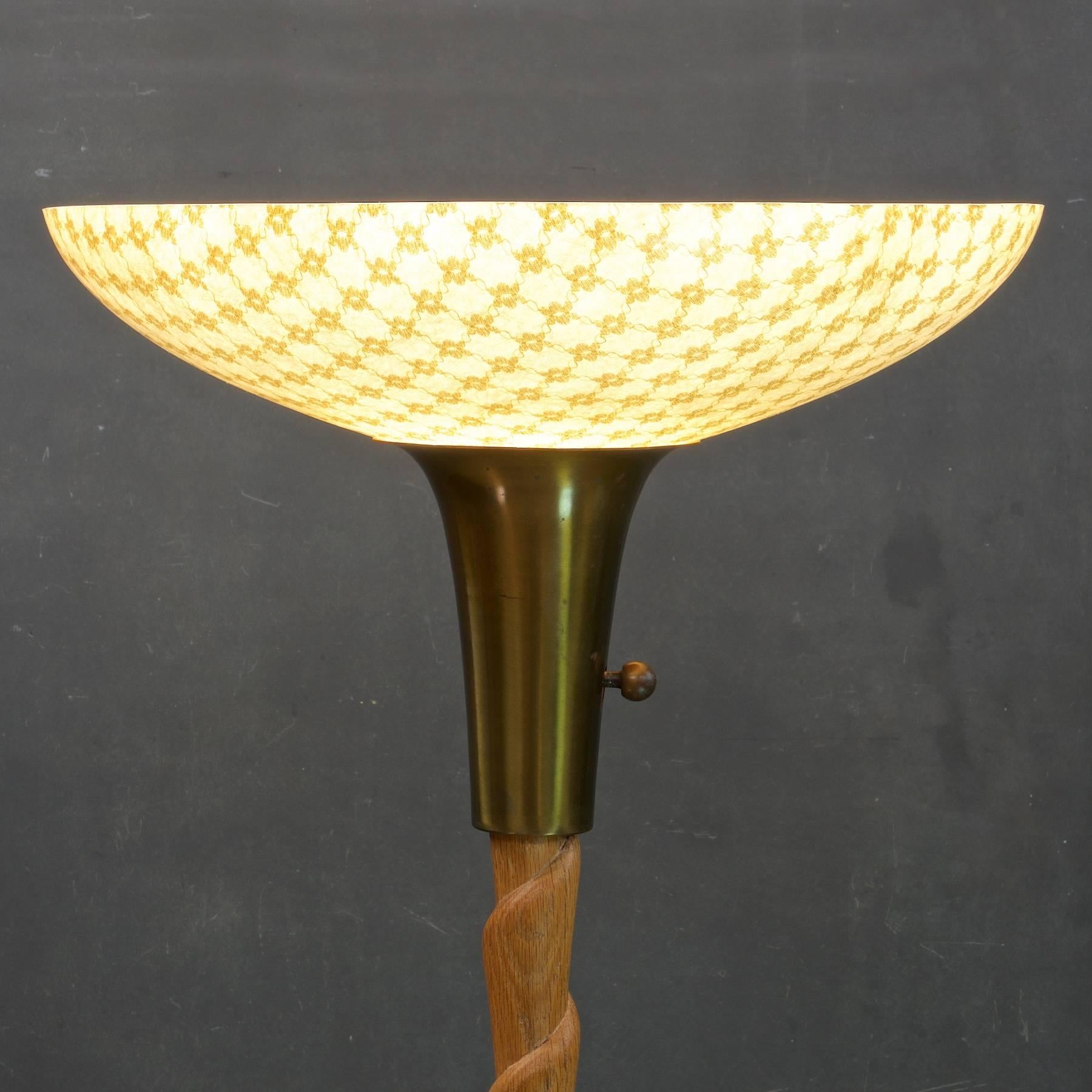 Stehlampe aus Glasfaser und gedrehtem, keramisiertem Eichenholz und Messing, Art déco (amerikanisch) im Angebot
