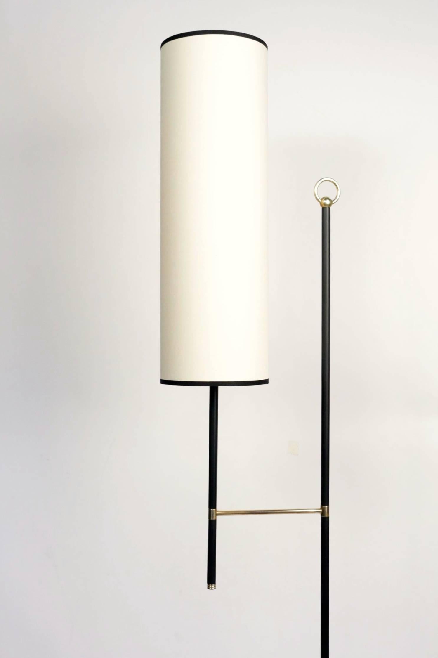 1950s floor lamp by Maison Lunel.
Composed of a stem decorated on its upper part with a gilt brass buckle and on its lower part by a gilt brass tripod base.
A second arm is attached at mid height by a vertical gilt brass rod.
This rod is