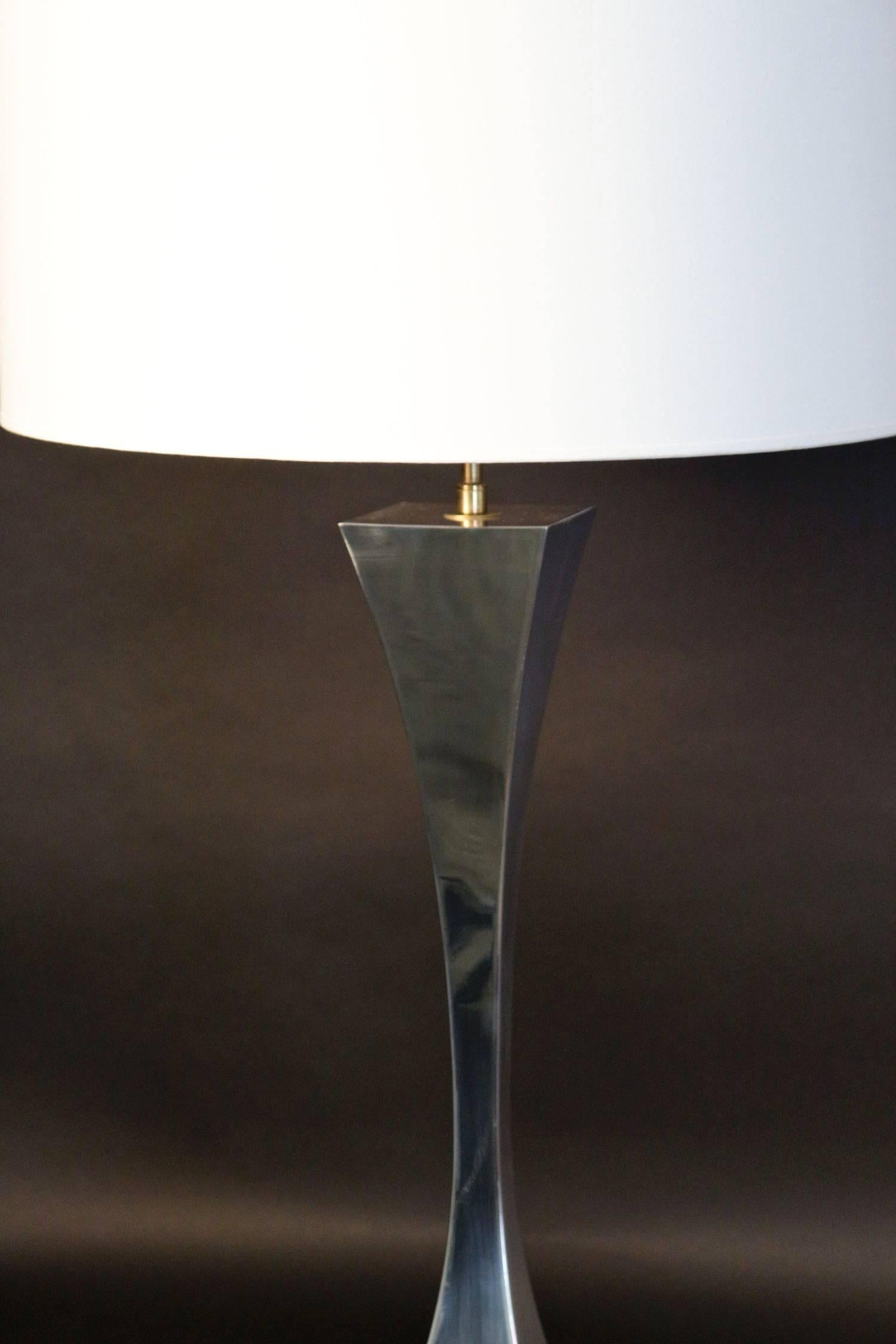 Large 1970s pyramidal table lamp by A. Montagna Grillo.
The diabolo shape trunk with a square base is in silver metal.
Editor: High society arredamenti Milano.
New off-white lampshade redone according to the original.