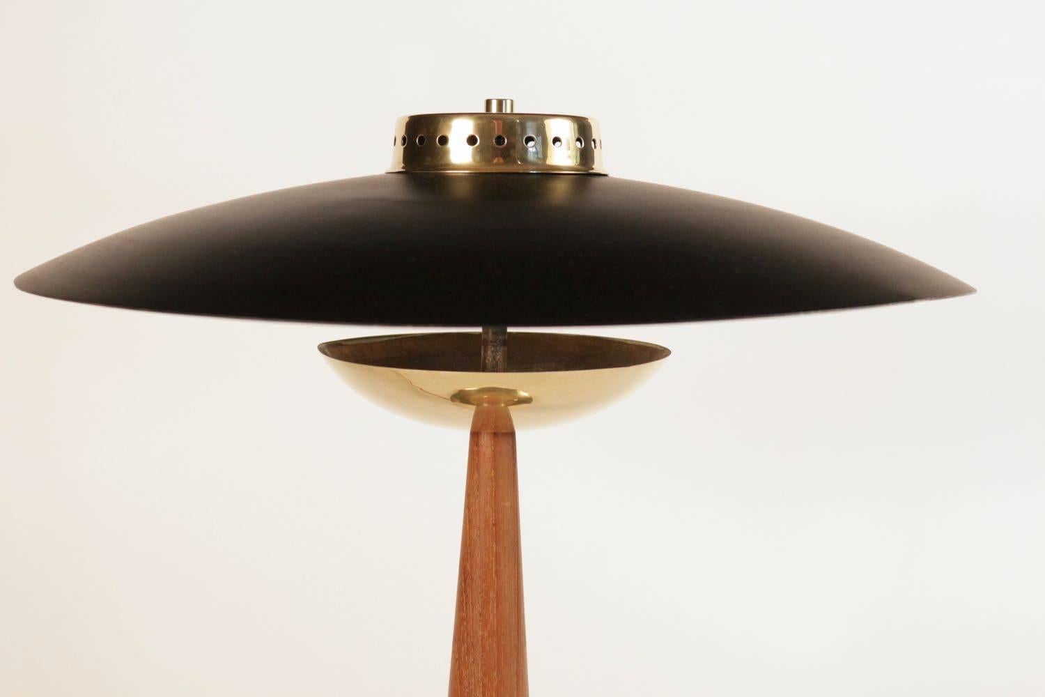 Italian 1950s Elegant Table Lamp by Maison Stilnovo