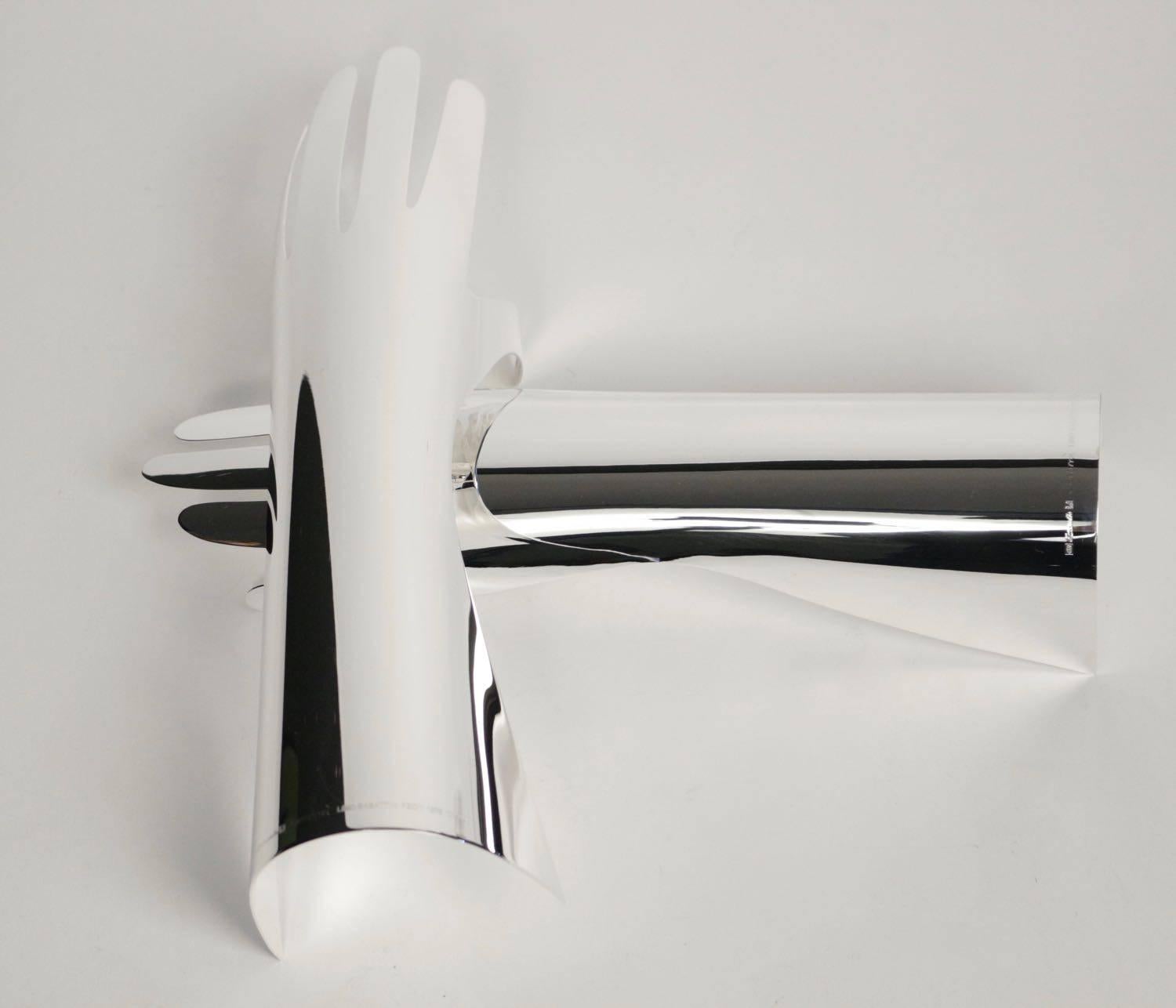 The Mani by Gio Ponti for Lino Sabatini, 1978.
Designed in collaboration of two Italian designers Gio Ponti architecte and et designer and Lino Sabattini designer and editor for Maison Christophe.
Two concave shape hands in silver metal, a right
