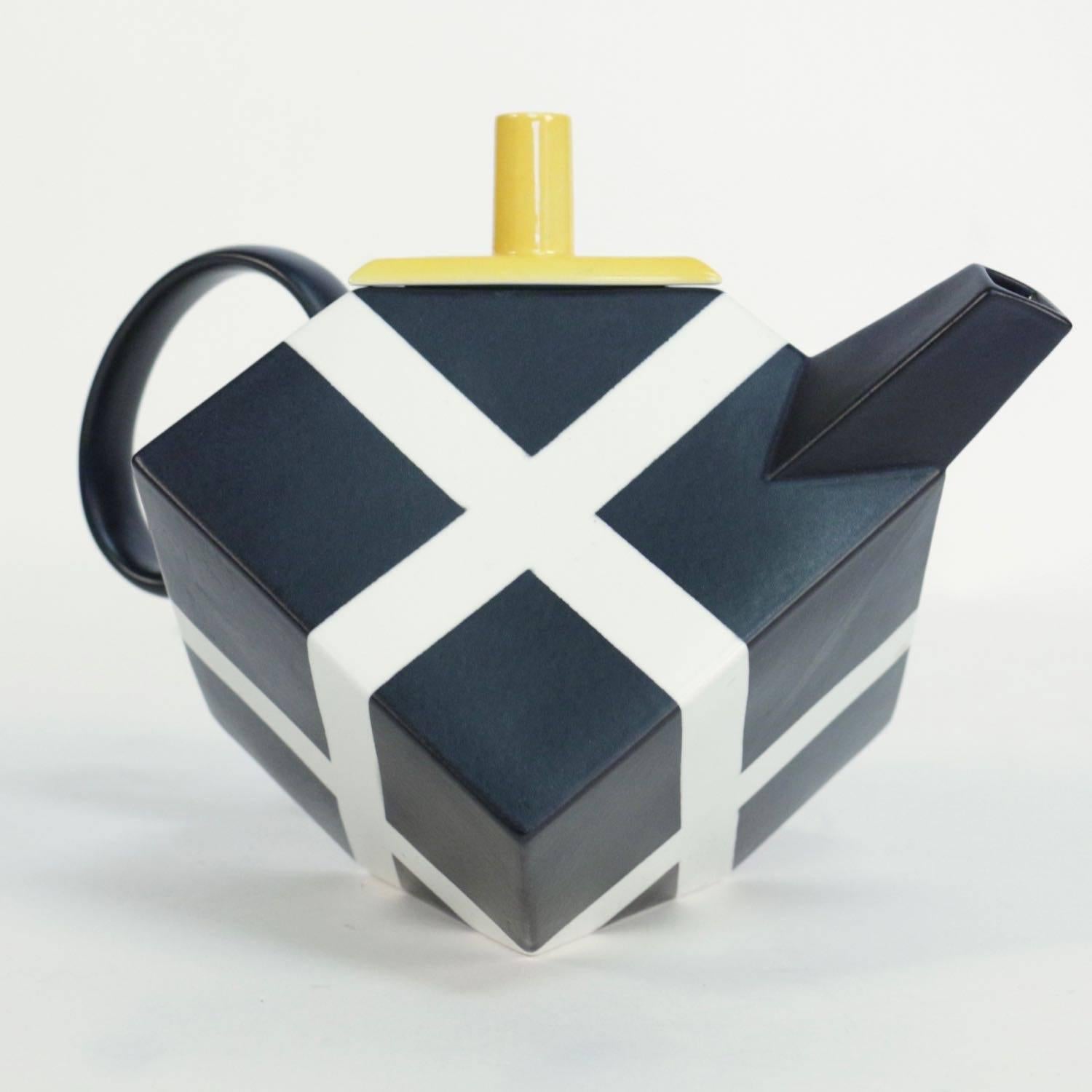 Porcelain Tea Pot by Rolf Sinnemark for Rörstrand Manufacturer In Excellent Condition In Saint-Ouen, FR
