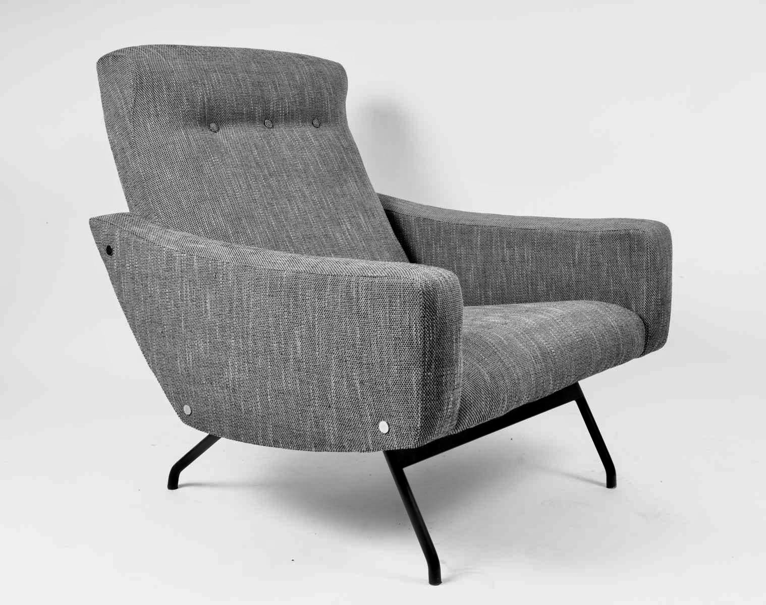 Paire de fauteuils de Gilbert Steiner, 1960 Edition Steiner. 
Label sous le siège (voir photo.)
Accoudoirs latéraux ornés de trois boutons plats en laiton argenté. 
Tissu de Maison Maison refait d'après l'original. 
Pieds en fer avec barre