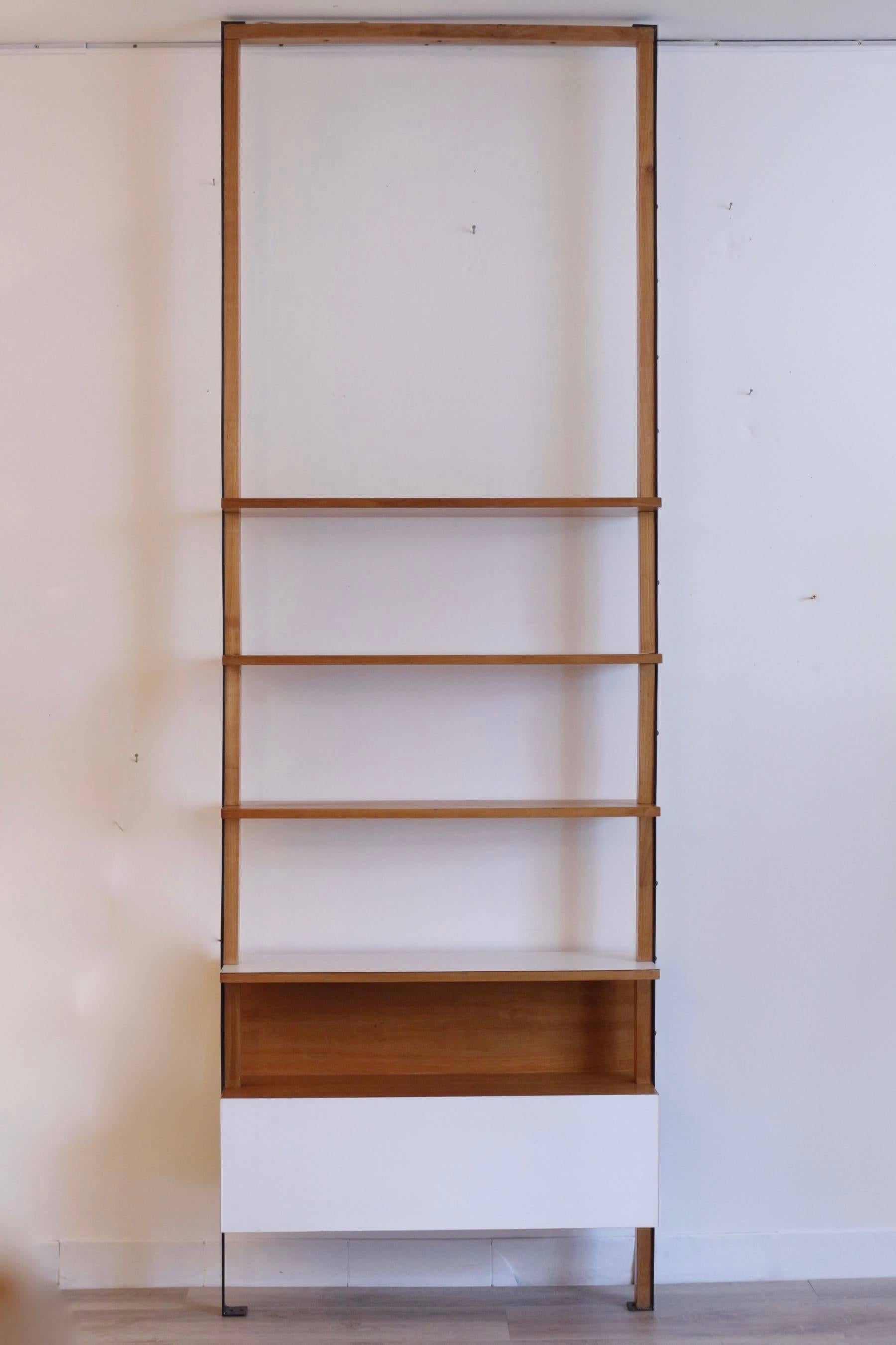 1950 Cherrywood Bookshelf Attributed to Pierre Guariche In Good Condition In Saint-Ouen, FR
