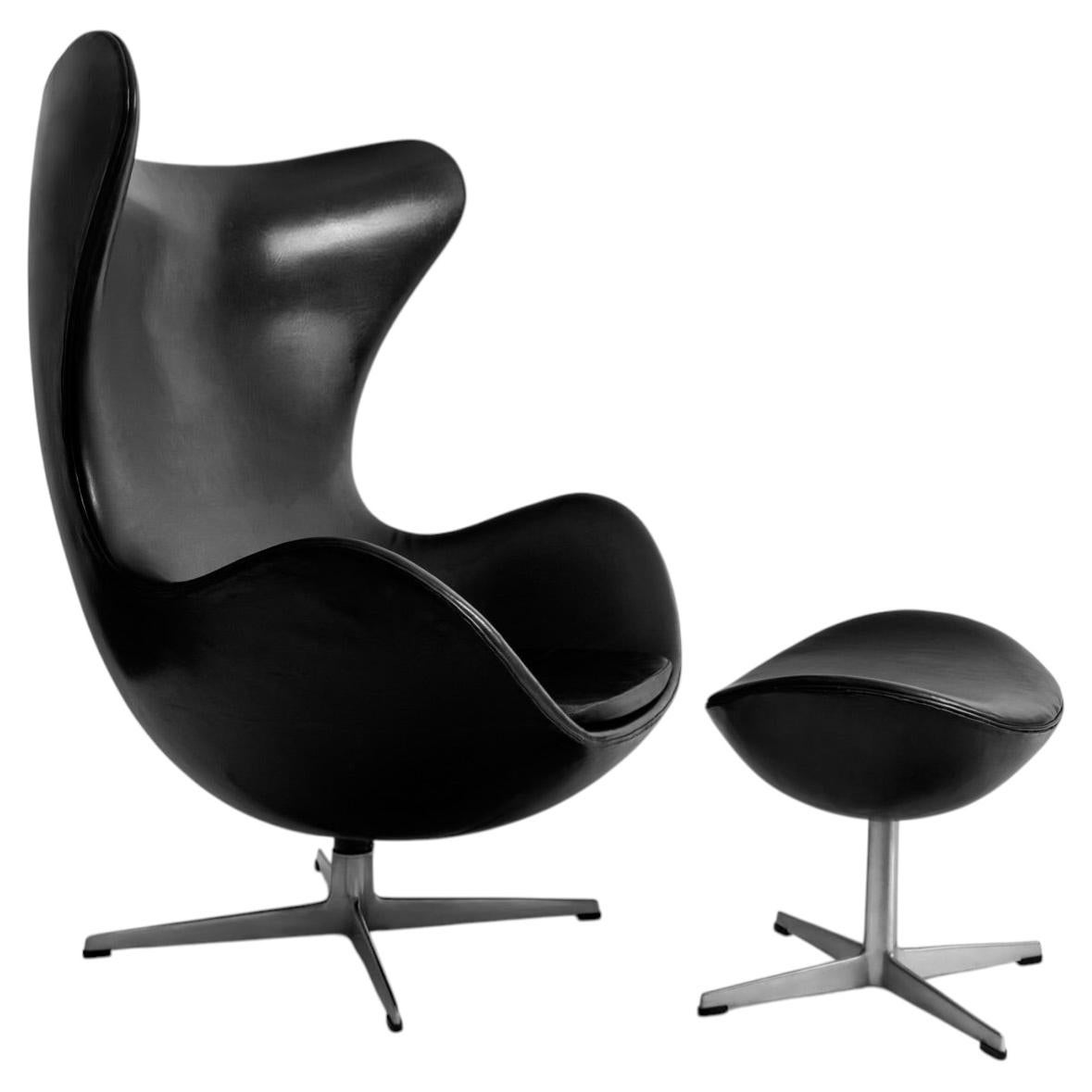 1960 Arne Jacobsen armchair, Fritz Hansen edition, model 3317, with footrest For Sale