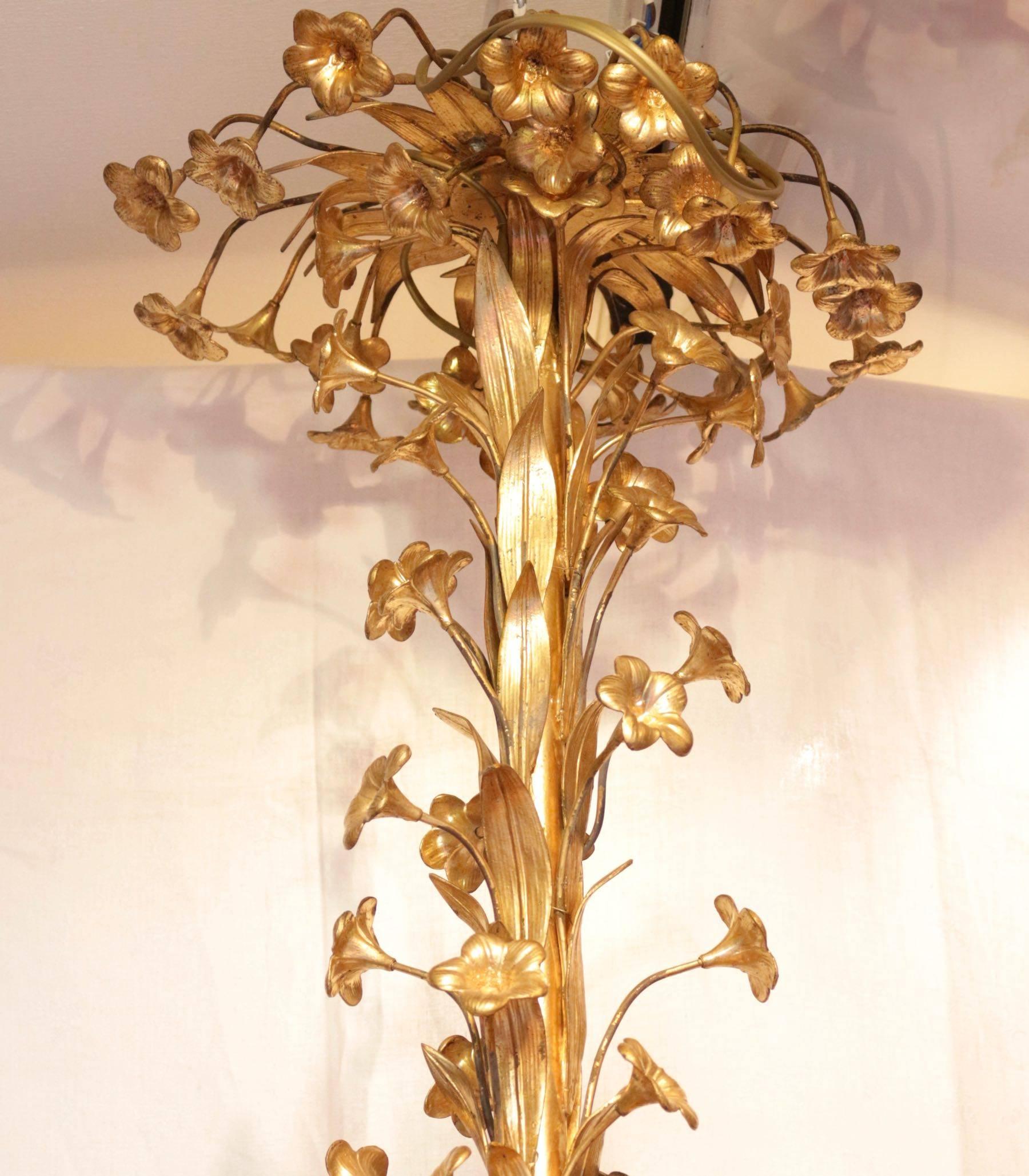 Late 19th century delicate floral bronze chandelier. 

The chandelier is composed by a large bouquet of flower and leaves, garnished with twenty-two ligted arms disposed in two lines.

The chandelier attachment is adorned small flowers. 
All