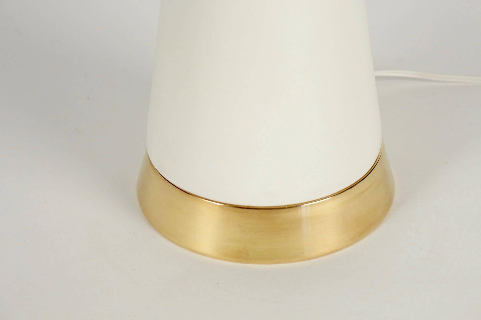 1950s Sculptural White Enameled Ceramic Lamp, Brass Ornaments, Gerald Thurston In Excellent Condition In Saint-Ouen, FR
