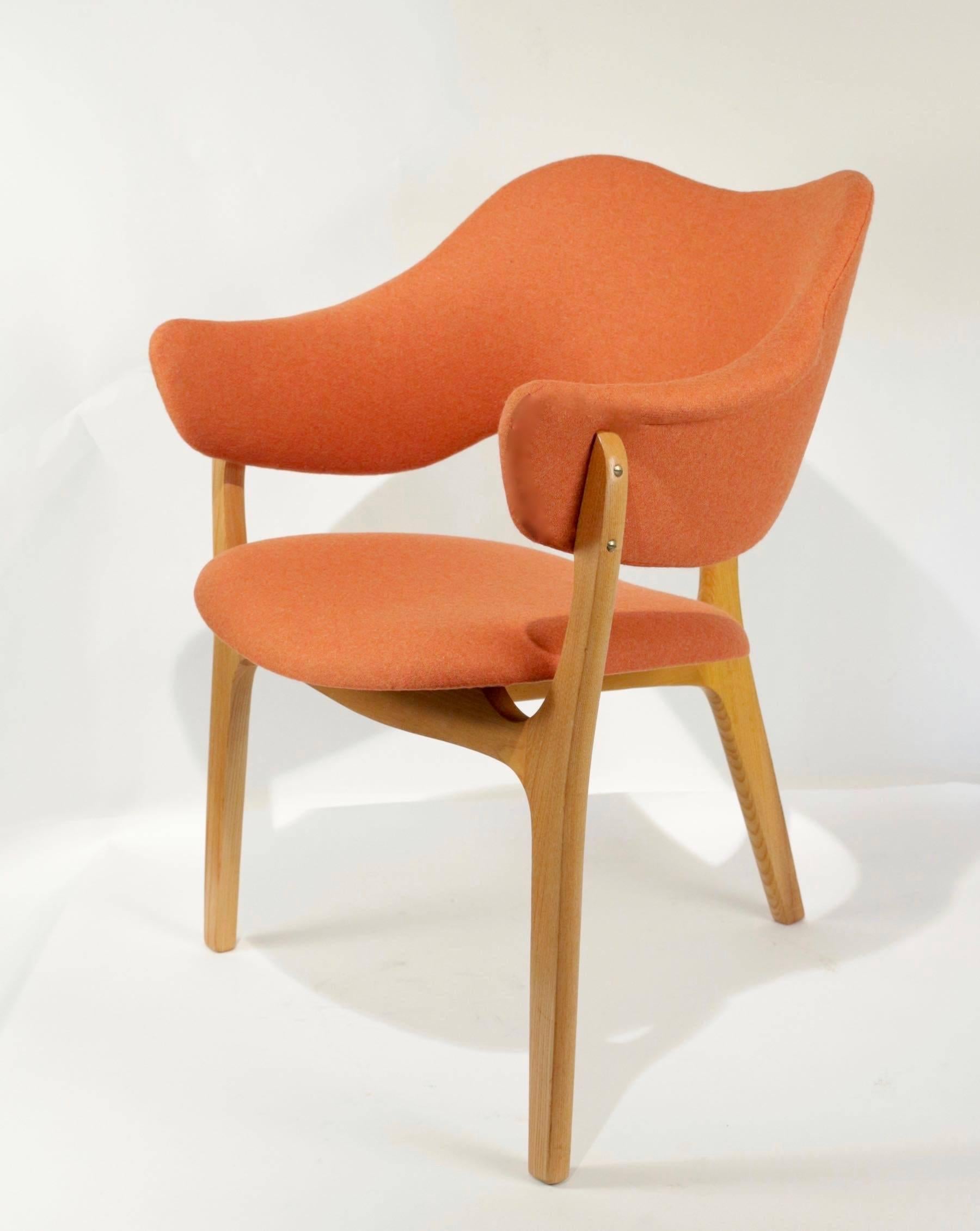 1954s Kjell Hjall and Bjarne Stave pair of armchair, edition more Lenestolfabrikk.

Norwegian tripod armchairs with organic design.
Remade upholstery with orange woollen fabric.
   
  