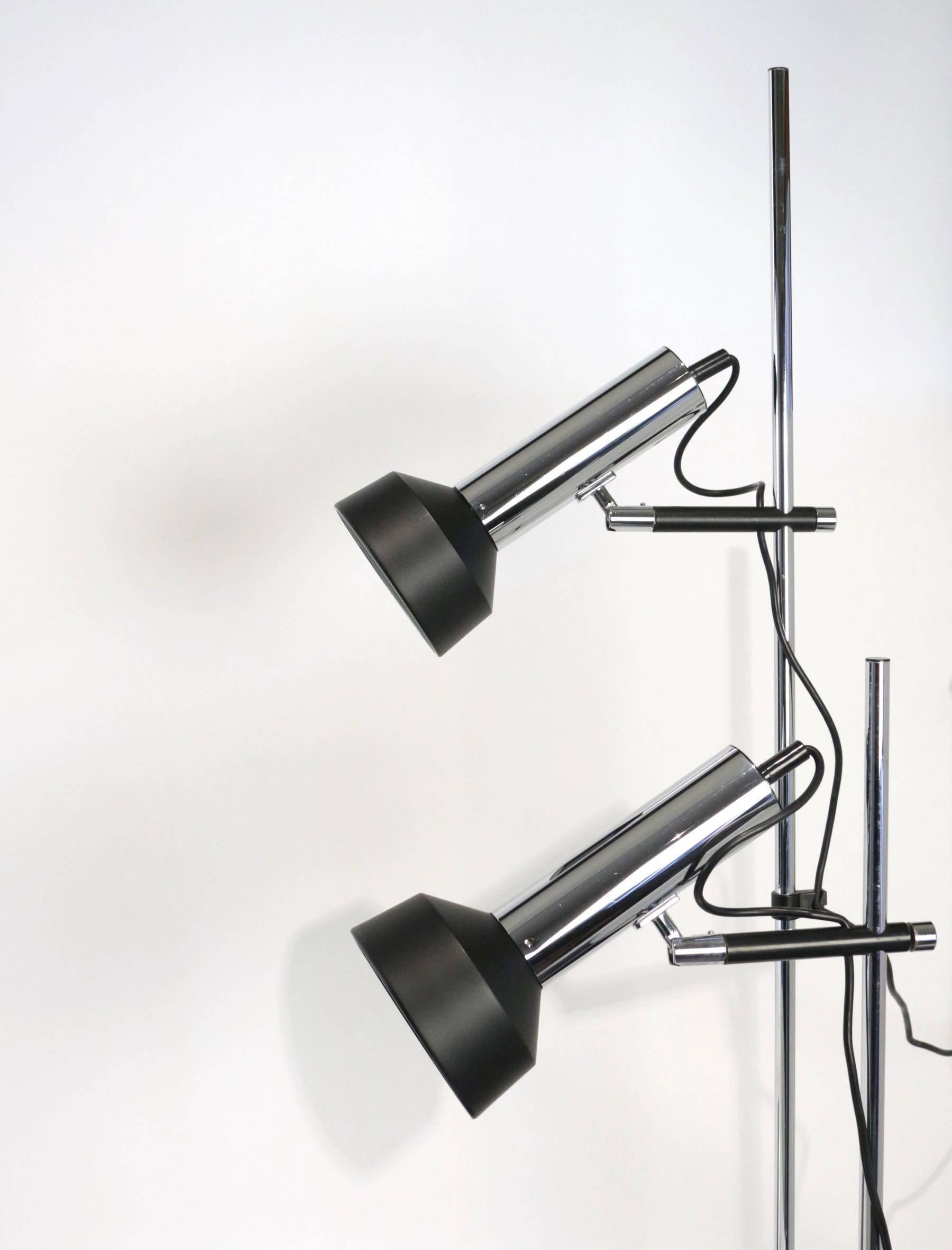 Composed of a long chromed metal rod equipped with a small horizontal rod in the upper part that fits into the vertical rod and allows to adjust the height of the lamp.
The small rod is dressed with a light source consisting of a silver metal