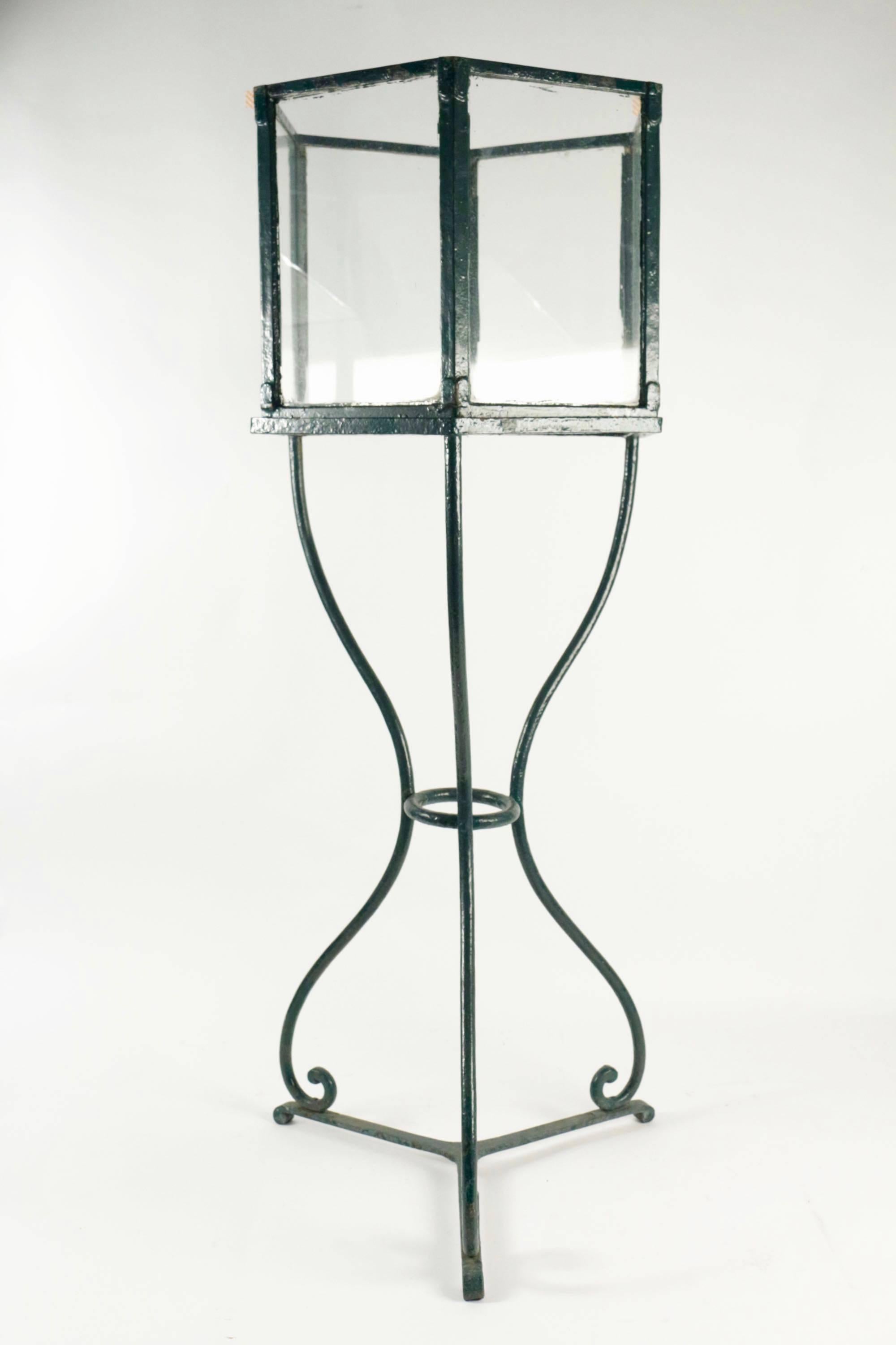 1940s wrought iron Jardin d'Hiver conservatory set.

This set have been purchased by his previous owner at the Madeleine Castaing shop, Jacob street, Paris, in 1950s.

The set is composed by three pieces:

One high hexagonal aquarium with glass