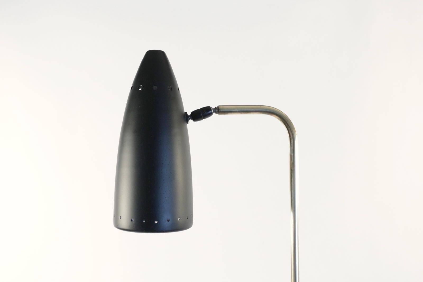 1950s, floor lamp in the style of Pierre Guariche with adjustable height from a minimum of 134 cm.
Maximum is given below.
Original patina and original wiring for European use.
Shade in perforated metal mounted on ball-bearing.