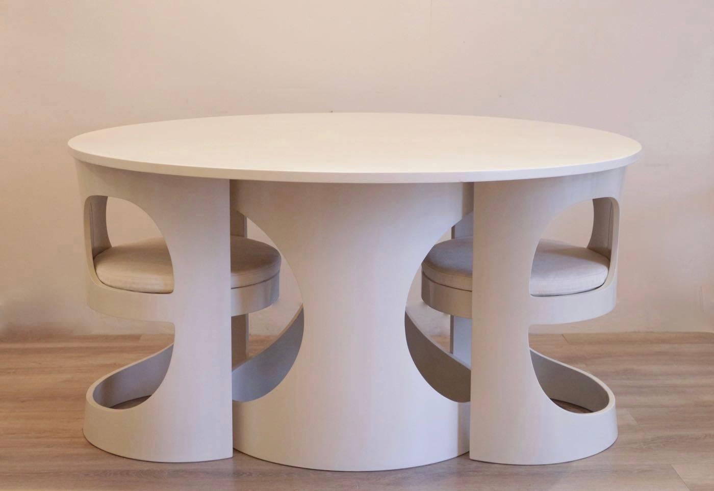 Arne Jacobsen white lacquered pre pop dining set for Asko, 1969.

Rare dining room suite consisting of one round table with four matching chairs. Design in 1969 by Arne Jacobsen, this suite is one of his last creation. Made of white lacquered birch