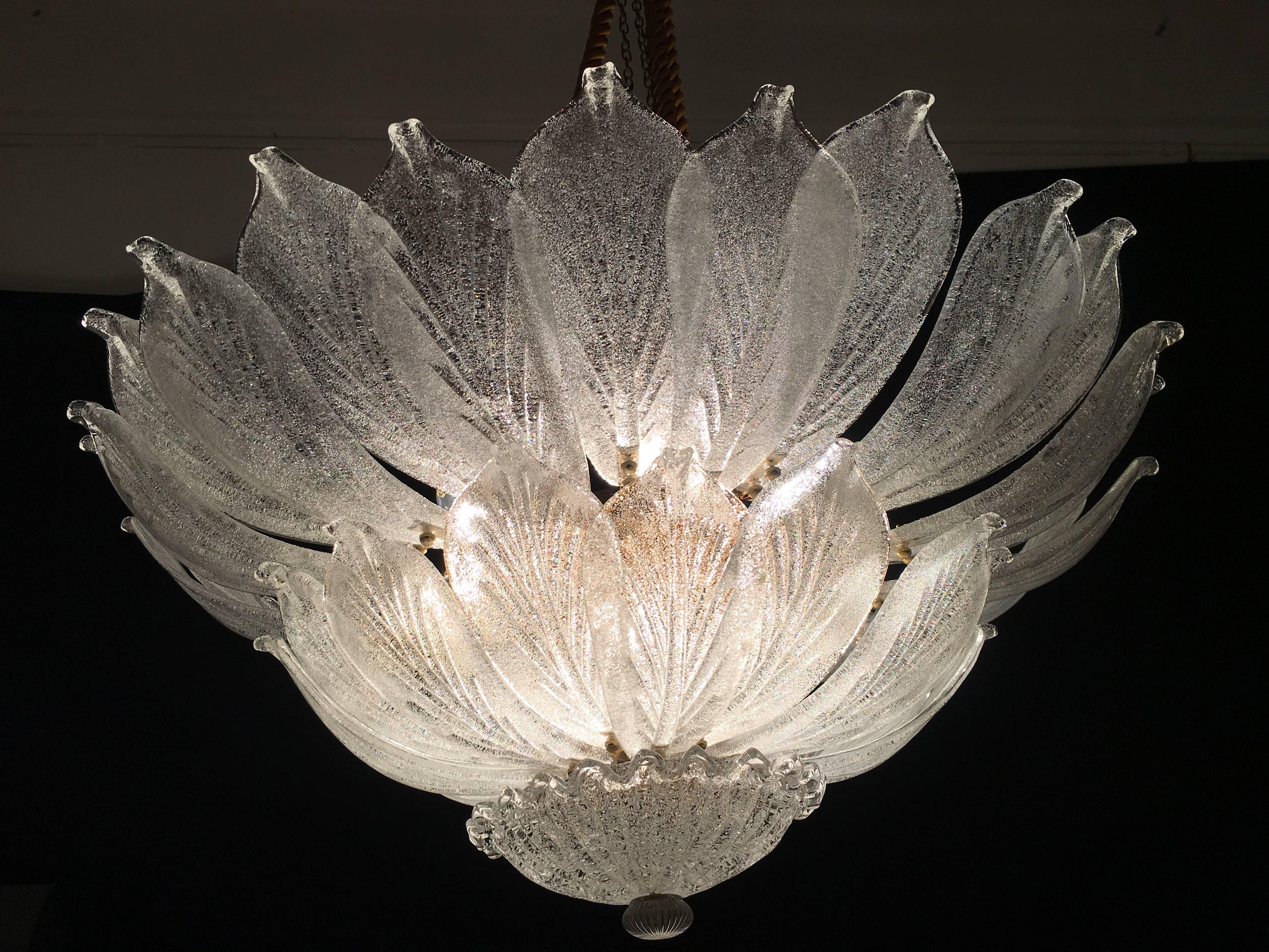 Realized in pure Murano glass consists of an incredible number of leaves. The structure is gilt-metal. 18 lights spread a magical light.
Available 3 of this Item.
 Measures: Diameter 100 cm, height 46 cm without the chain.