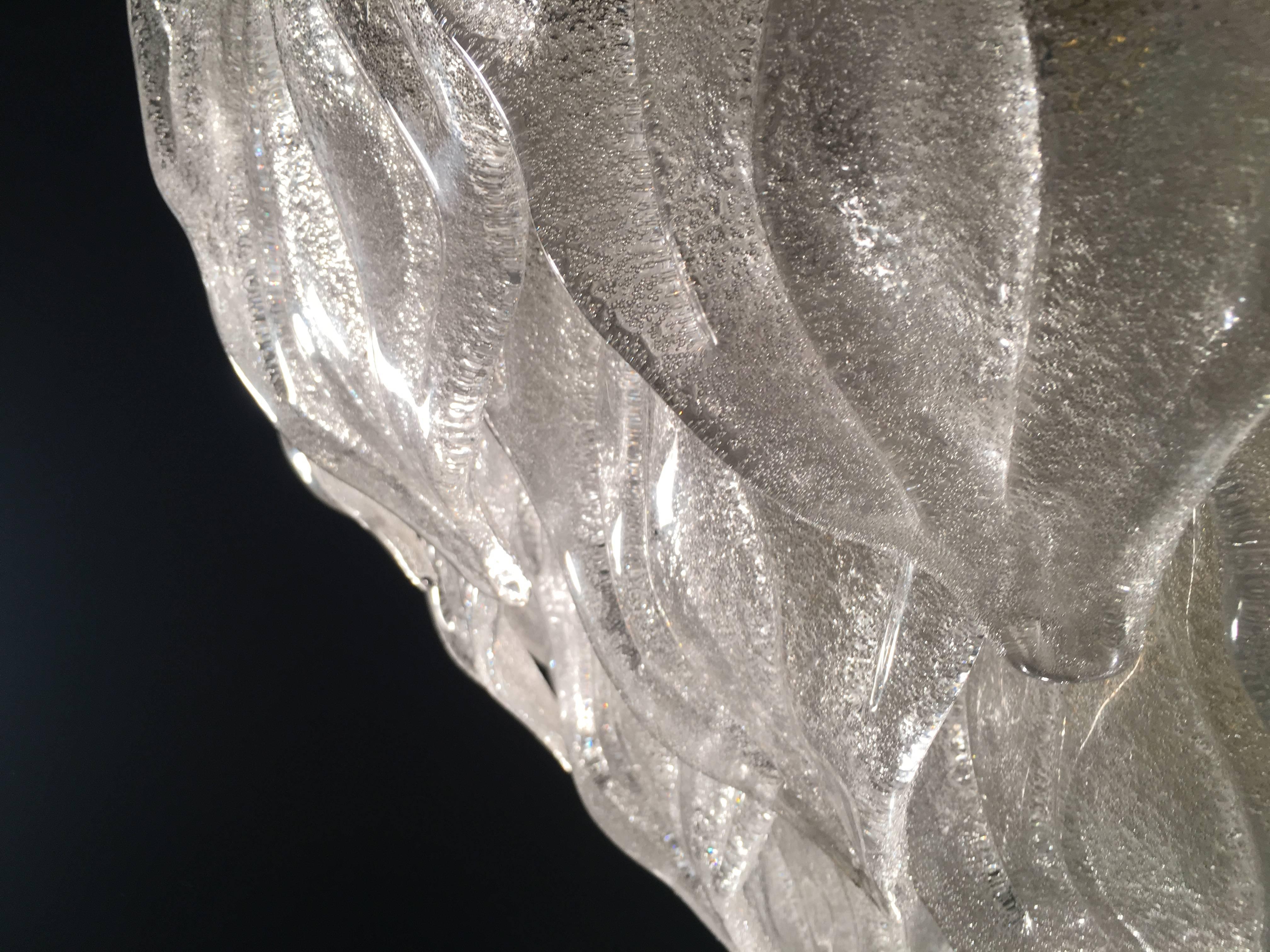 Spektakuläres Paar von Murano-Kronleuchter. Sie besteht aus Dutzenden von Blättern aus reinem Muranoglas. Vier E 27-Leuchten.

Maße: Höhe mit Kette cm 100 (39 Zoll)
ohne Kette cm 40 (16 Zoll).