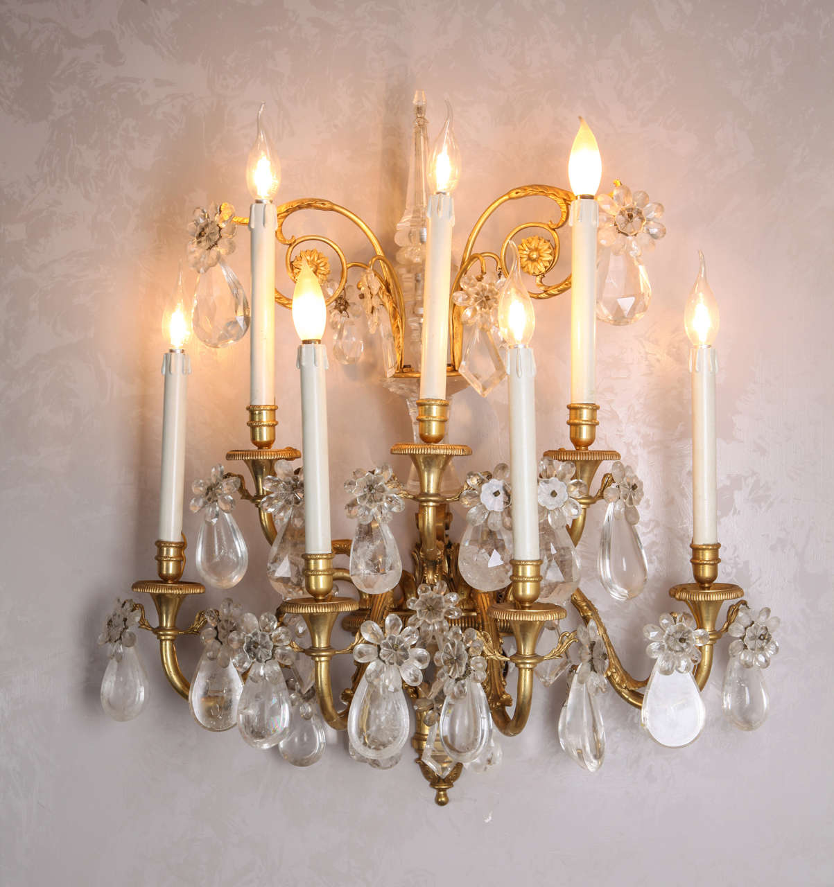 Bronzo Coppia di applique francesi in bronzo dorato e cristallo di rocca Neoclassico in vendita