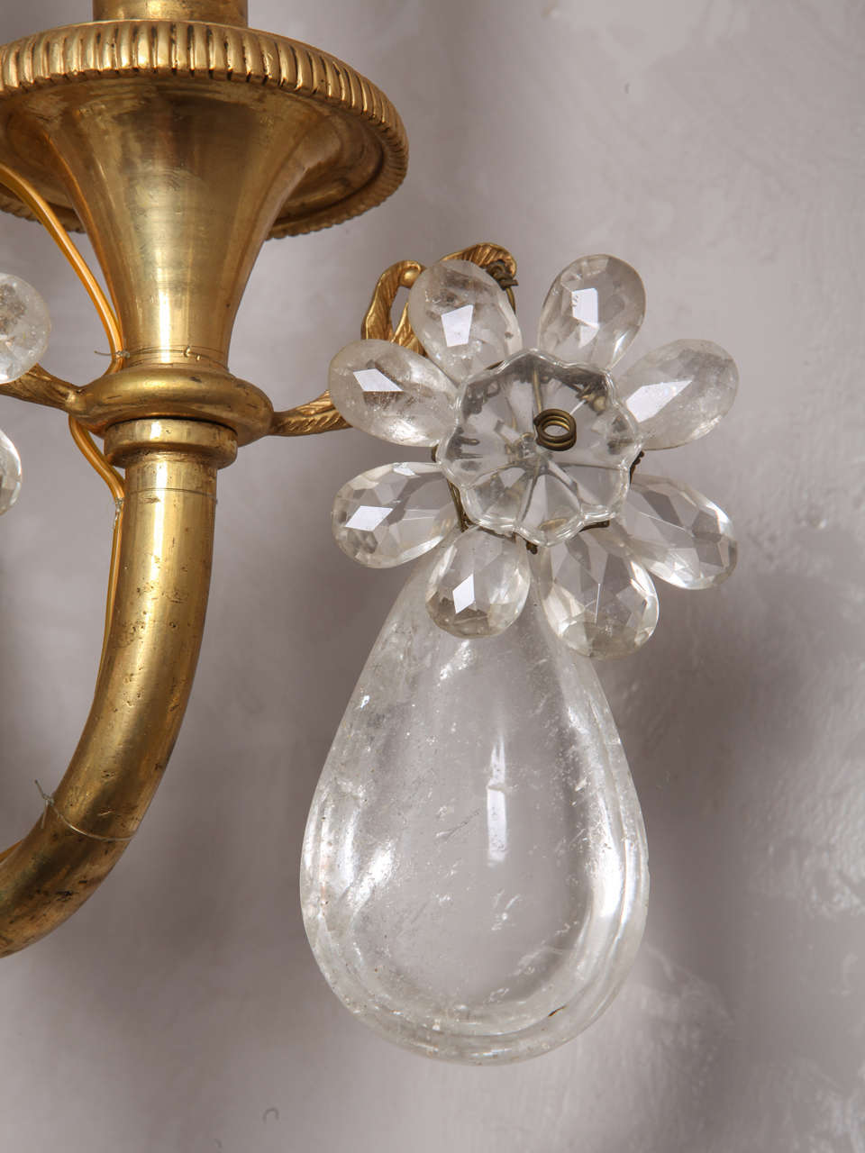 Paar französische Wandleuchten oder Wandleuchter aus vergoldeter Bronze und Bergkristall im neoklassizistischen Stil im Angebot 13
