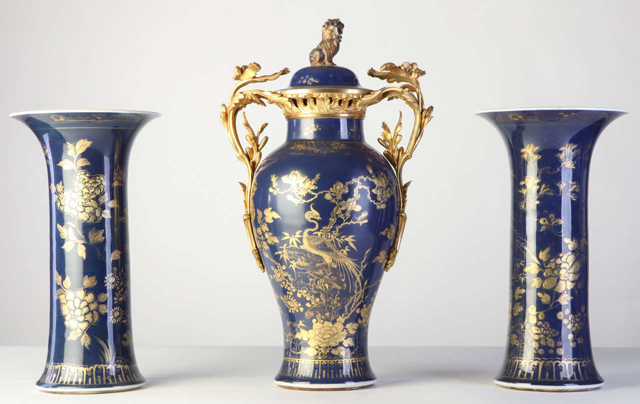 Ein Satz von drei chinesischen Vasen mit puderblauem Golddekor aus dem 18 
Beide sind mit zusammengesetzten floralen Mustern bemalt, das Gefäß mit den löwenförmigen Endstücken ist mit einer französischen Ormolu-Montierung aus dem 19

Maße: cm 39