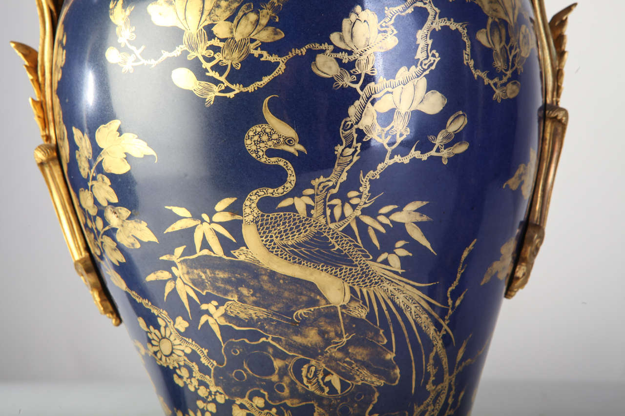 Set von drei chinesischen, pulverblau vergoldeten, verzierten Vasen aus dem 18. Jahrhundert (Chinesisch) im Angebot