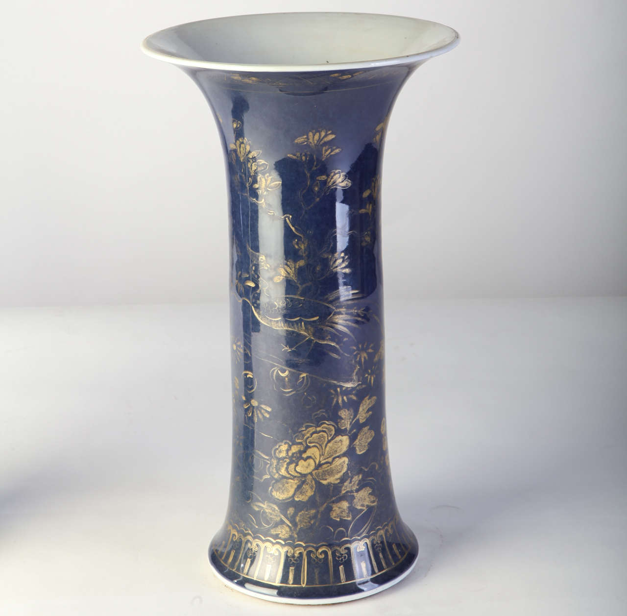 Set von drei chinesischen, pulverblau vergoldeten, verzierten Vasen aus dem 18. Jahrhundert (Spätes 18. Jahrhundert) im Angebot