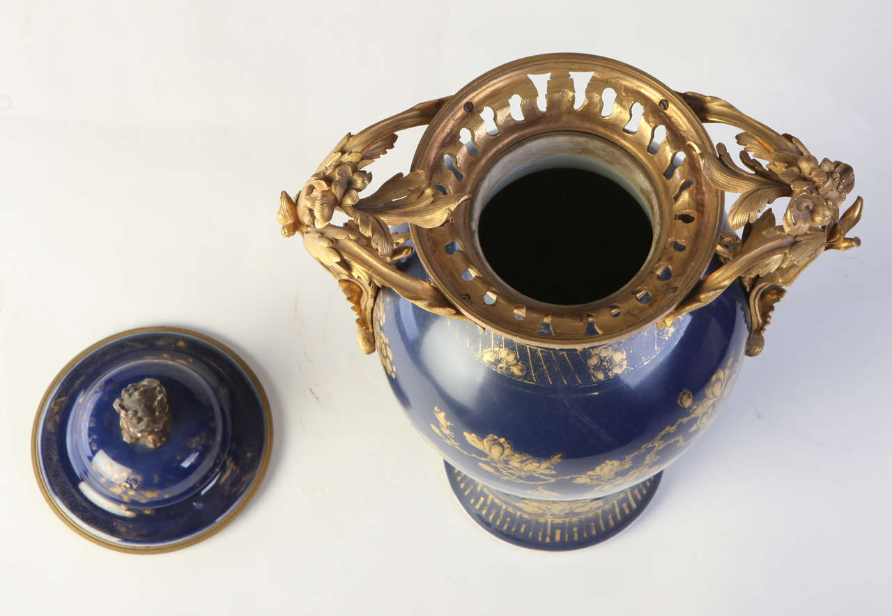 Set von drei chinesischen, pulverblau vergoldeten, verzierten Vasen aus dem 18. Jahrhundert im Angebot 1