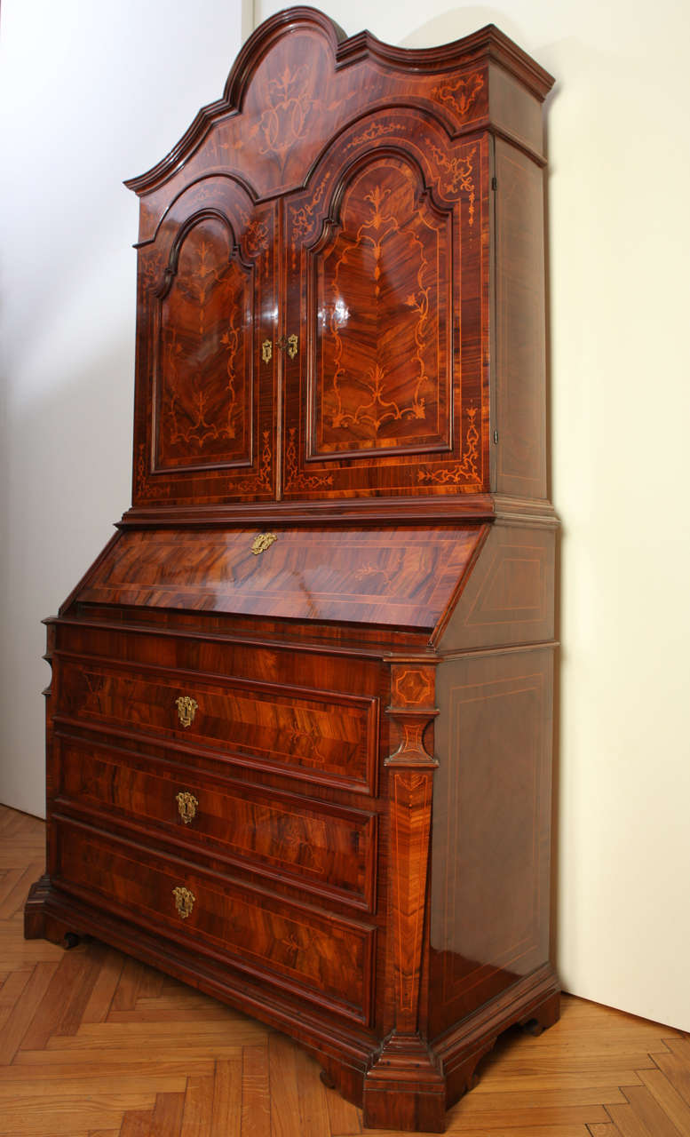 Important meuble de bureau italien du 18ème siècle en parqueterie de noyer Trumeaux en vente 1