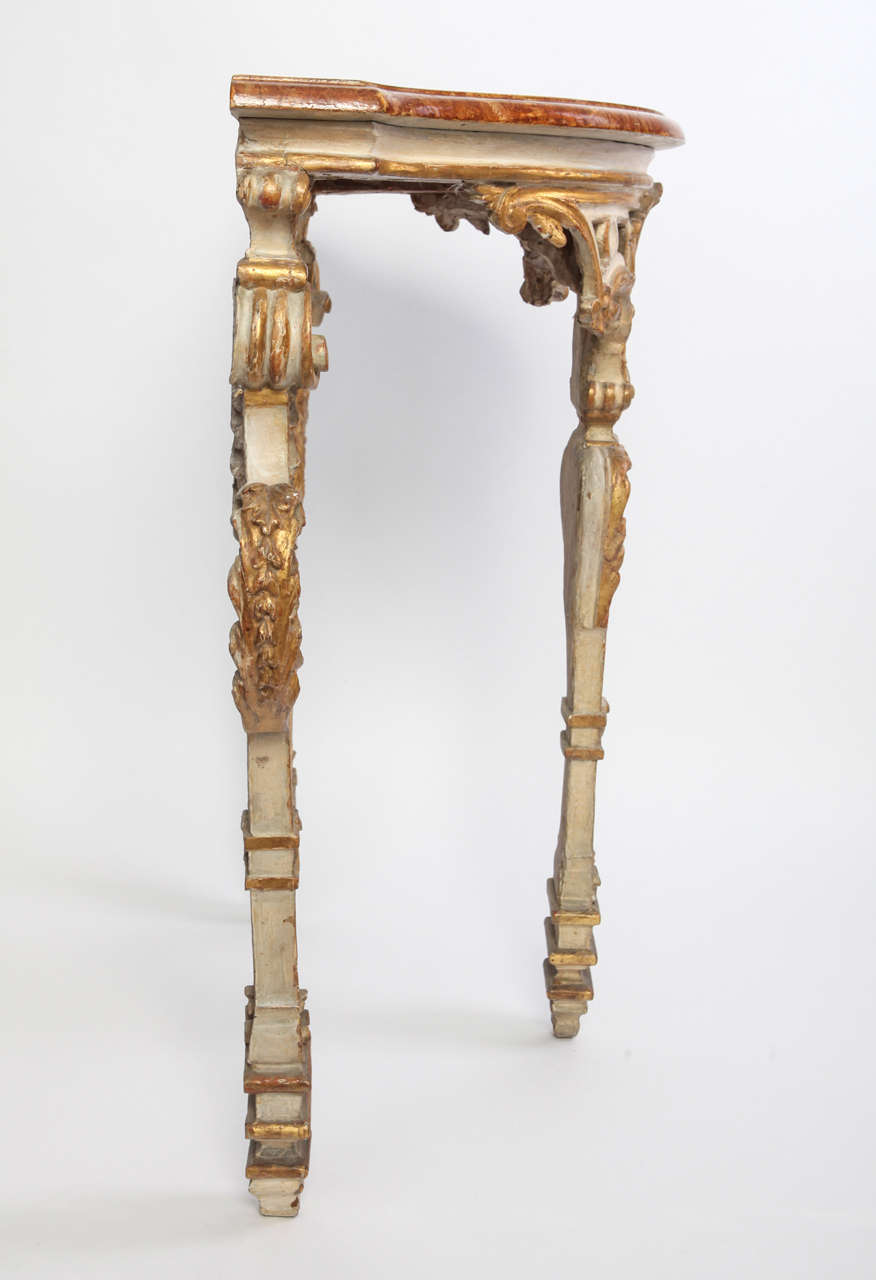 Pair of Italian 18th Century Painted and Parcel-Gilt Console Tables im Zustand „Gut“ in Rome, IT
