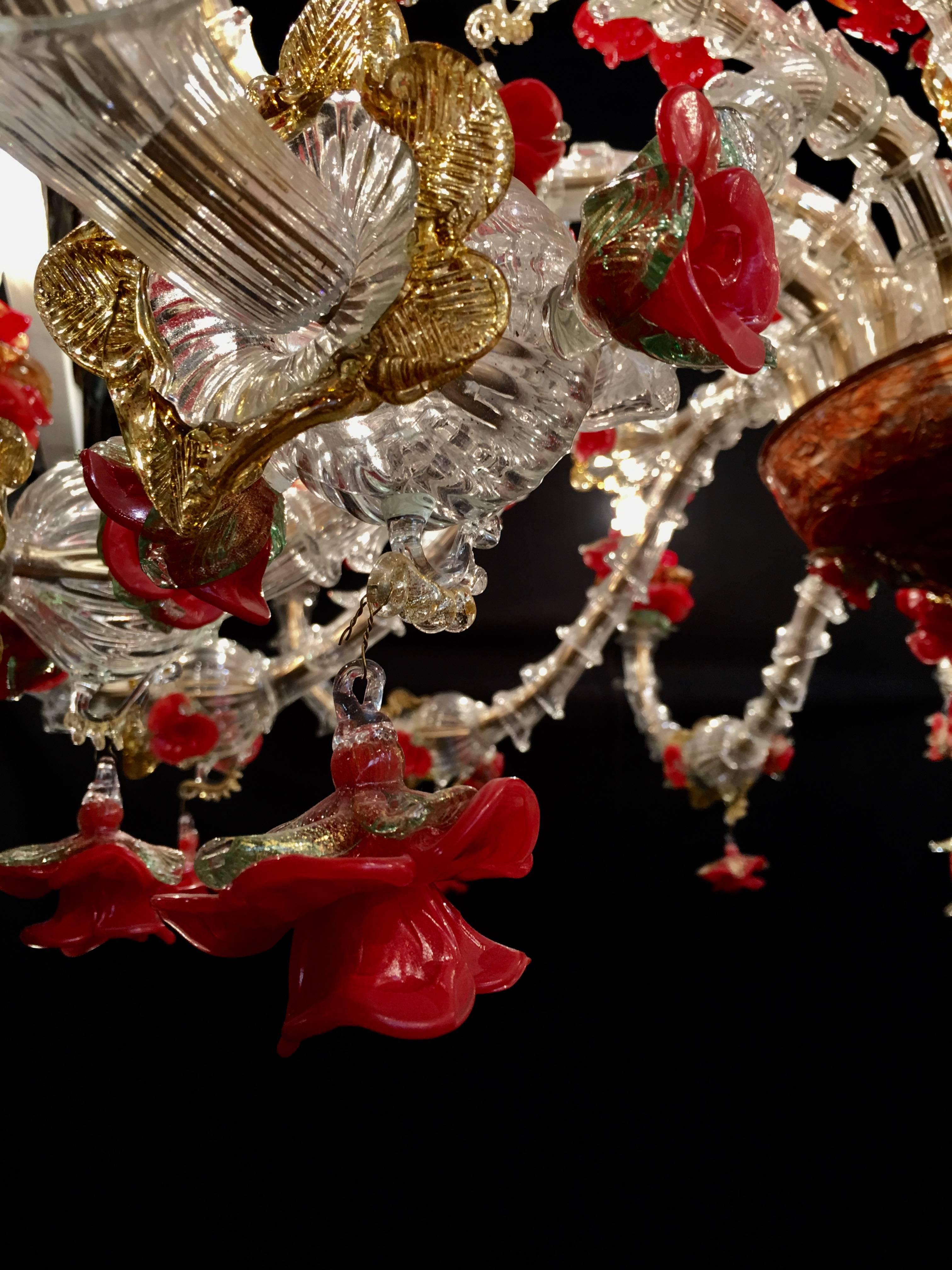 Beautiful Murano chandelier with 24 arms and a multitude of flowers in glass paste and gold inclusion.