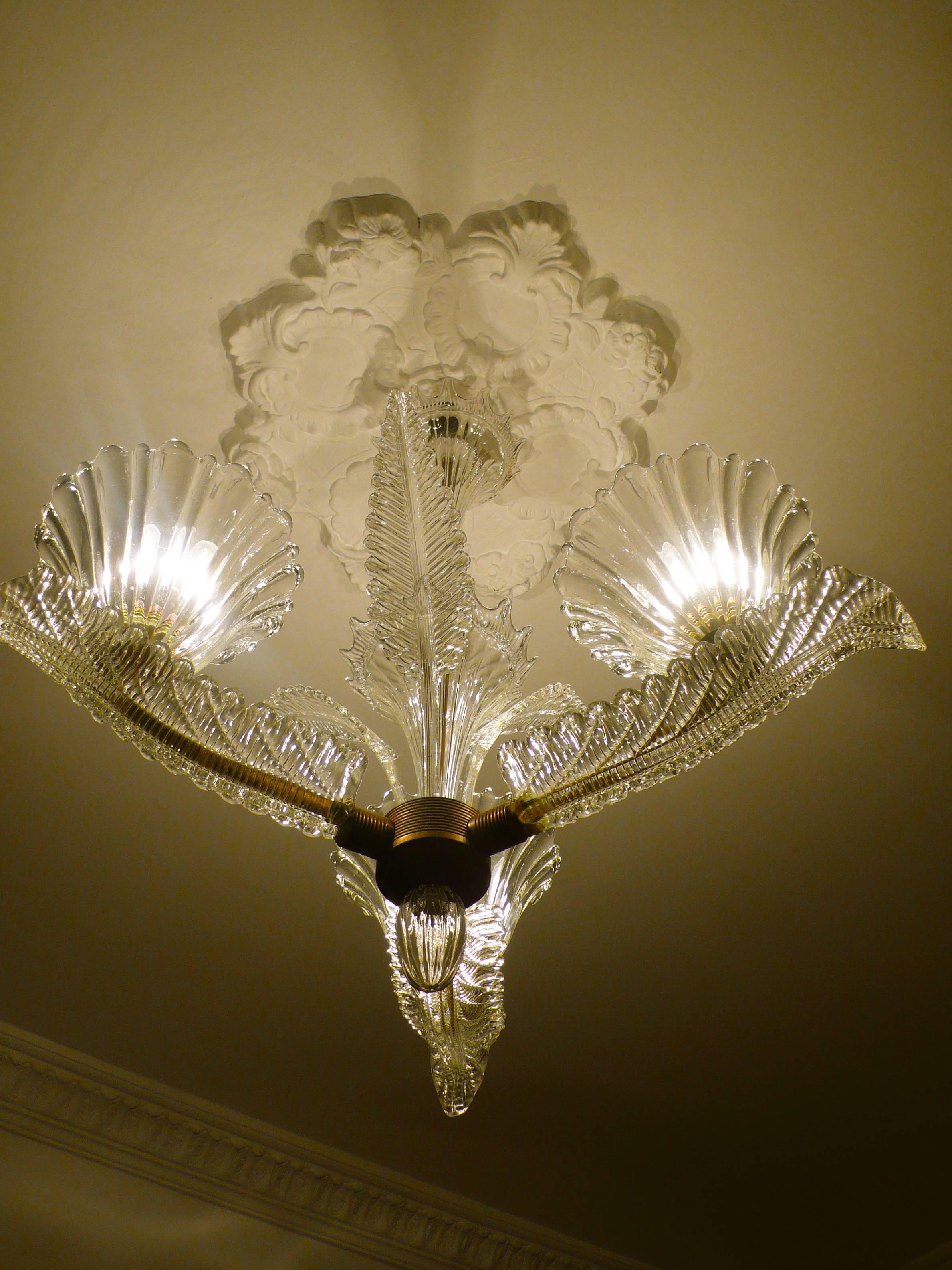 Wonderful Liberty chandelier made around the year 1940 to the Murano glass factory by Ercole Barovier. Three large cups supported by three leaves.