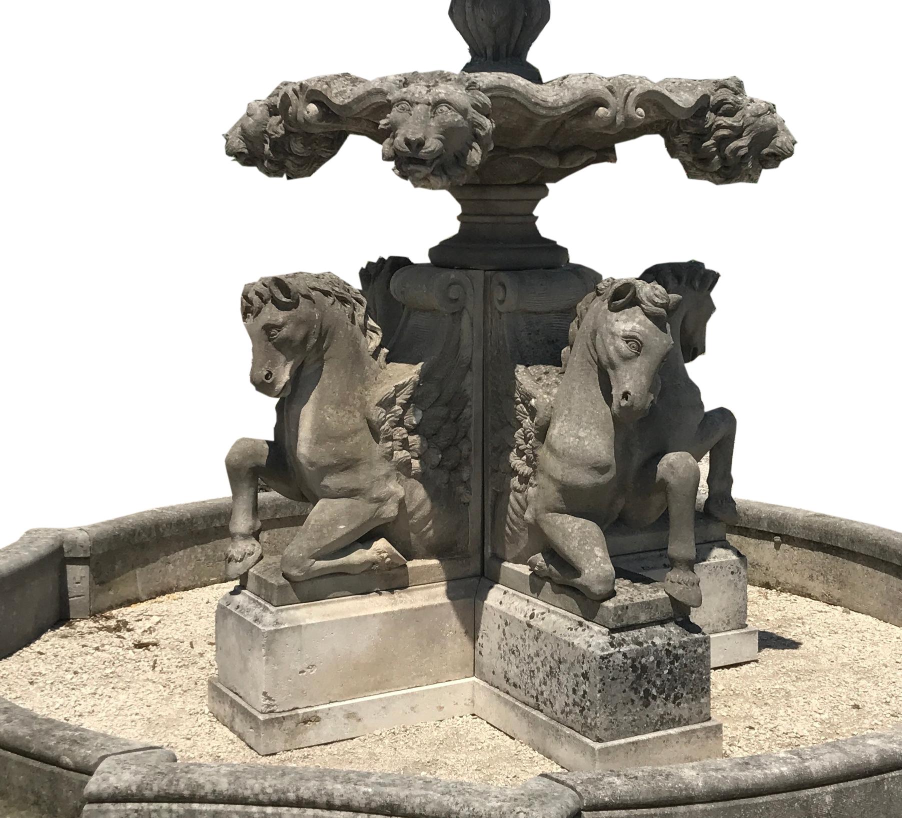 Italienischer handgeschnitzter gestufter Wasserbrunnen aus Stein (Ende des 20. Jahrhunderts) im Angebot