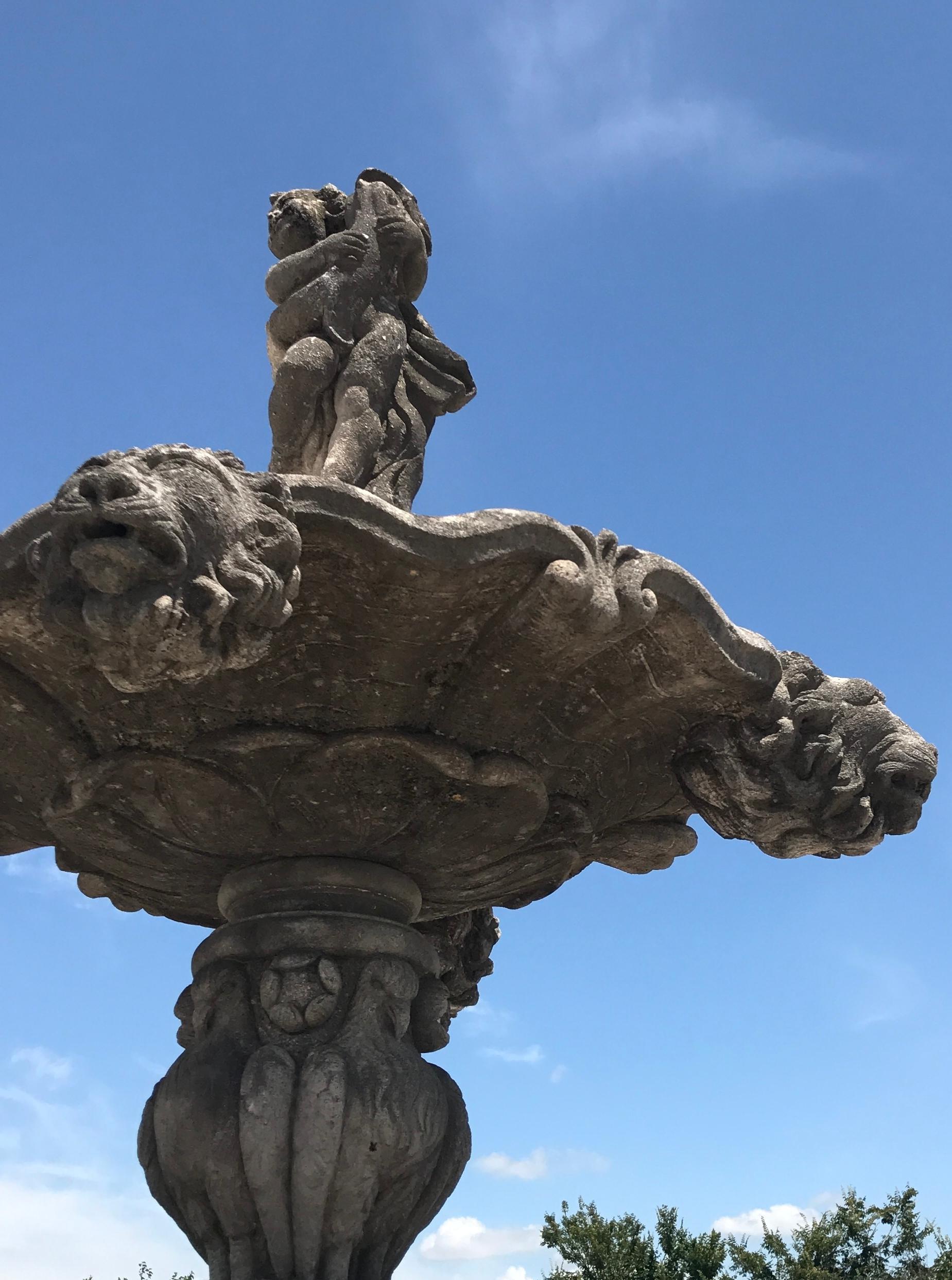 Italienischer handgeschnitzter gestufter Wasserbrunnen aus Stein (Kalkstein) im Angebot