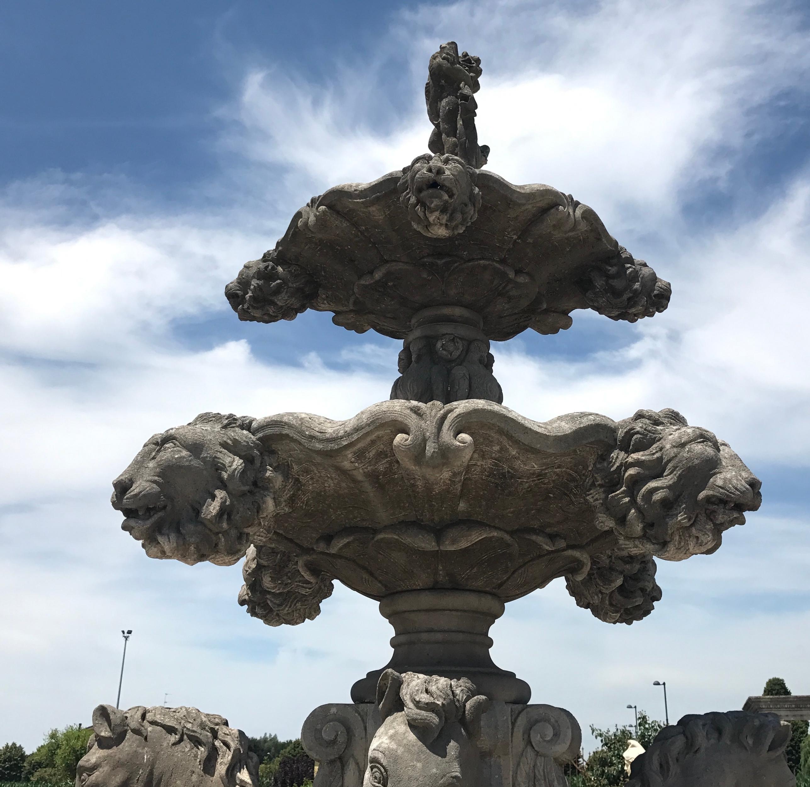 Italienischer handgeschnitzter gestufter Wasserbrunnen aus Stein im Angebot 1