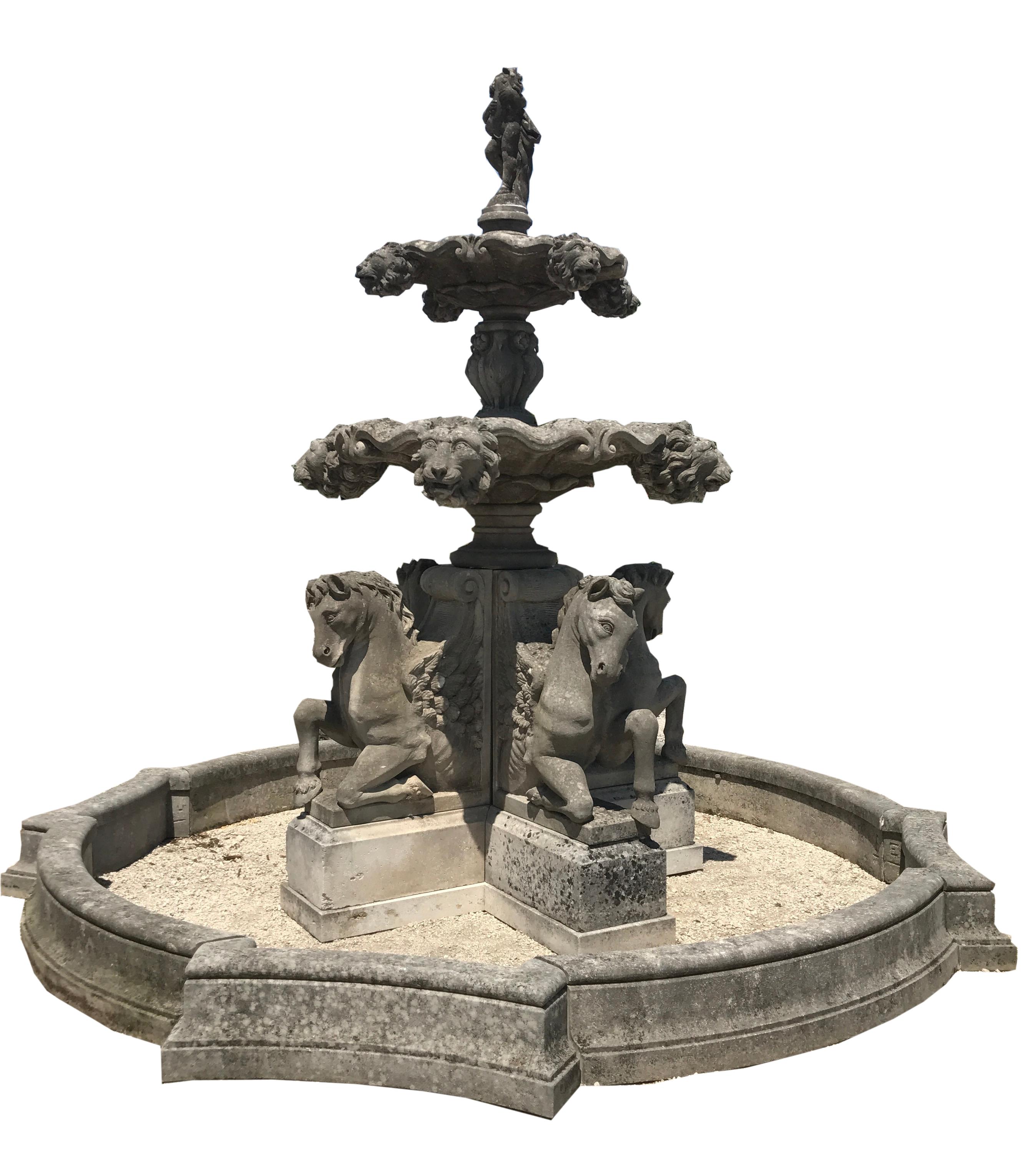 Italienischer handgeschnitzter gestufter Wasserbrunnen aus Stein im Angebot 4