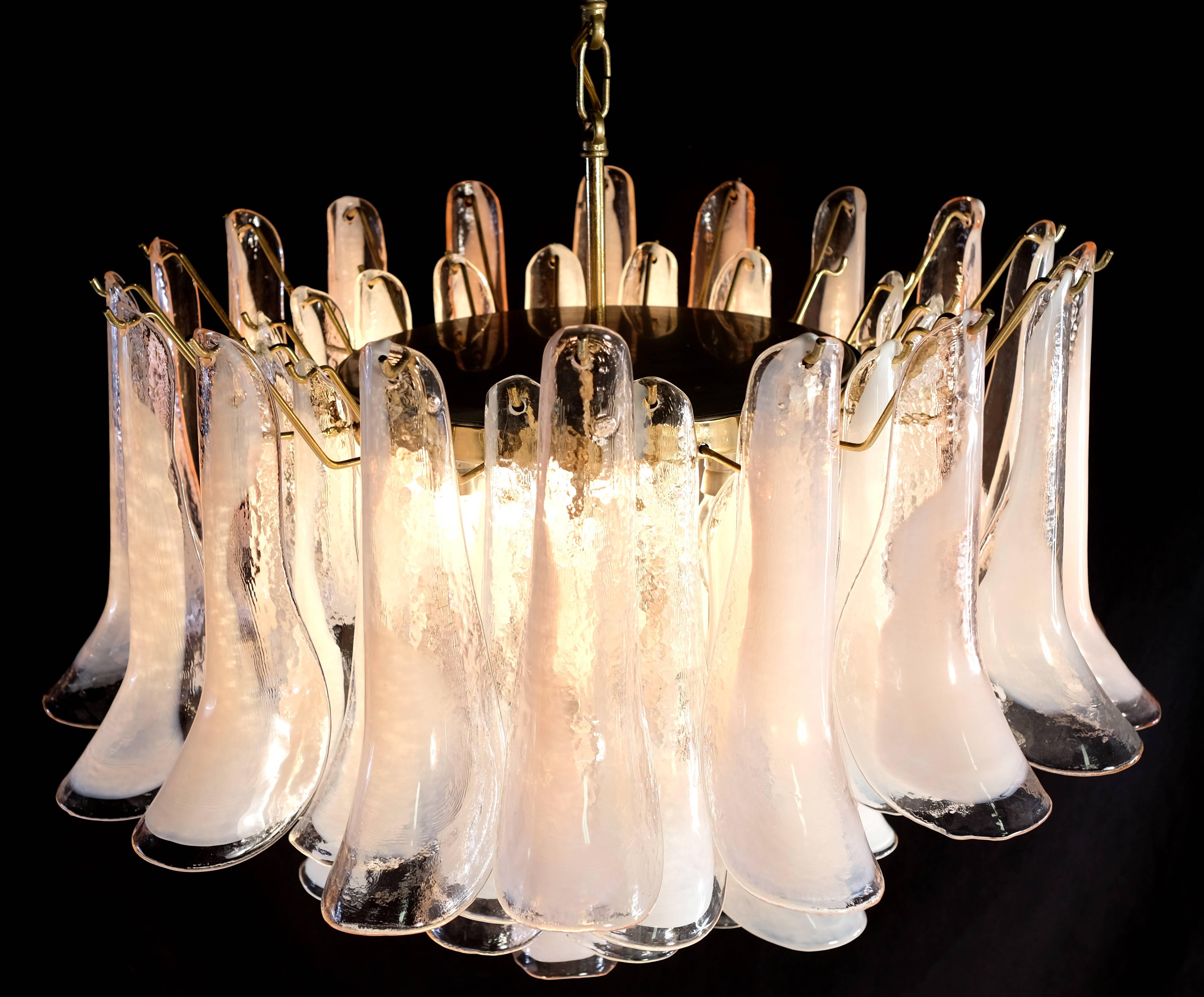 Modern Murano Glass Pink and White Petals Chandelier In Excellent Condition In Rome, IT