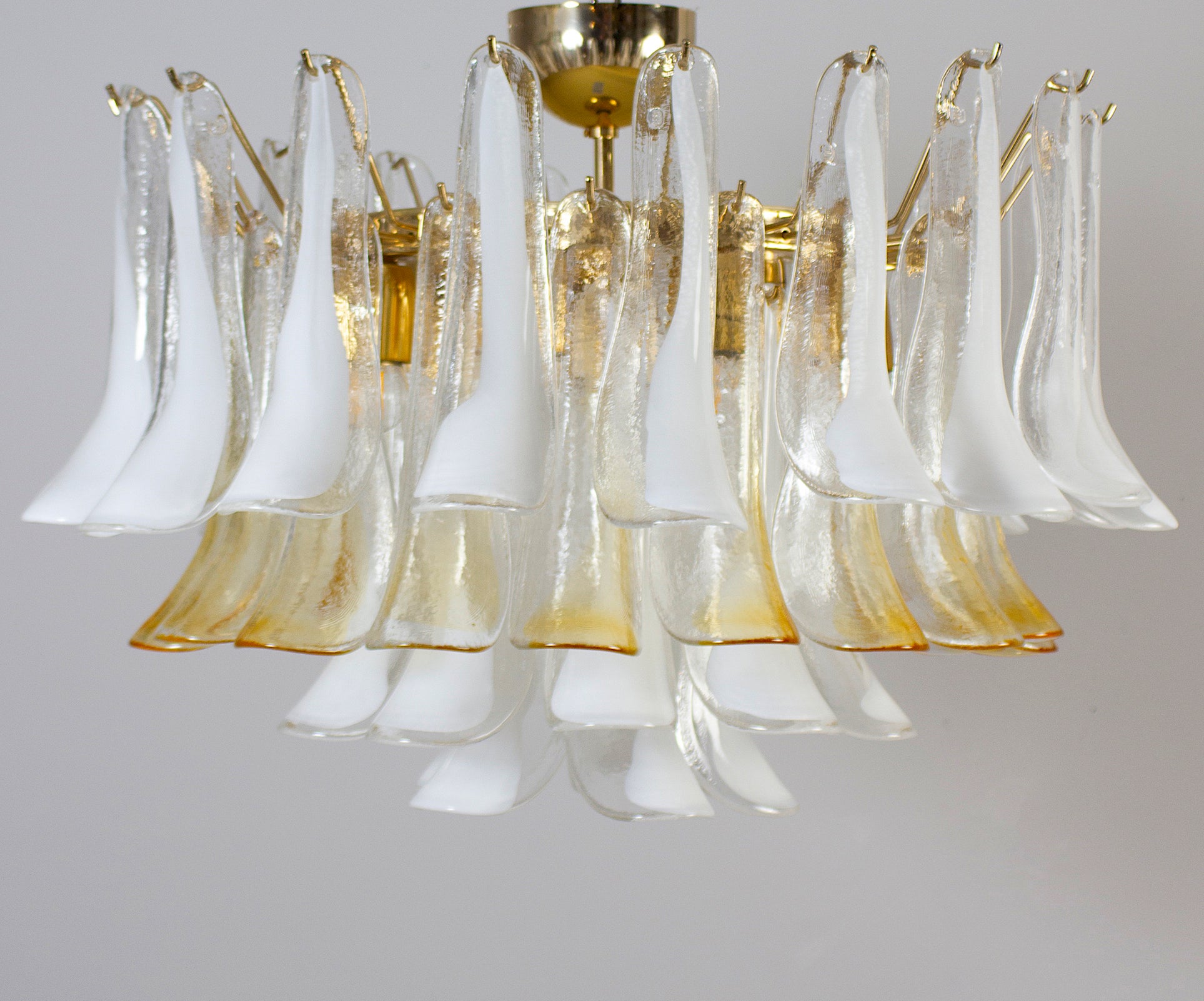 Magnifique lustre avec des pétales blancs et ambrés soufflés à la main par Murrina. Italie 1970
Dimensions : hauteur ; cm 60 diamètre cm 65 (25.6 in.)
10  Ampoules E27.
Nettoyé et recâblé, en parfait état de marche et prêt à être utilisé. Vintage,