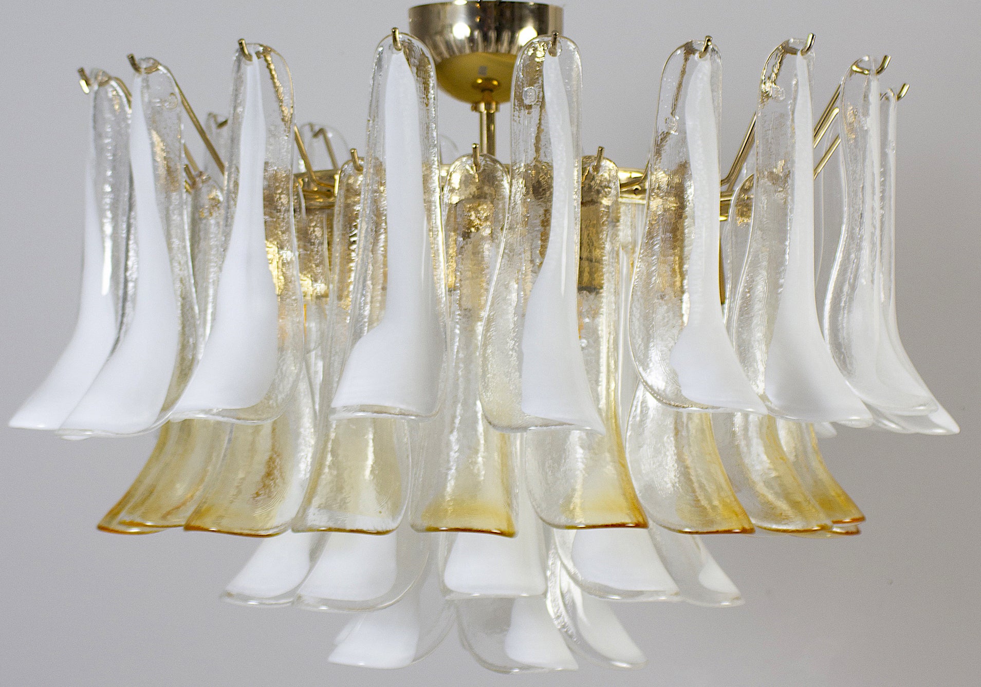 Grand lustre tulipe blanche et ambrée de Murano Italie 1970 en vente