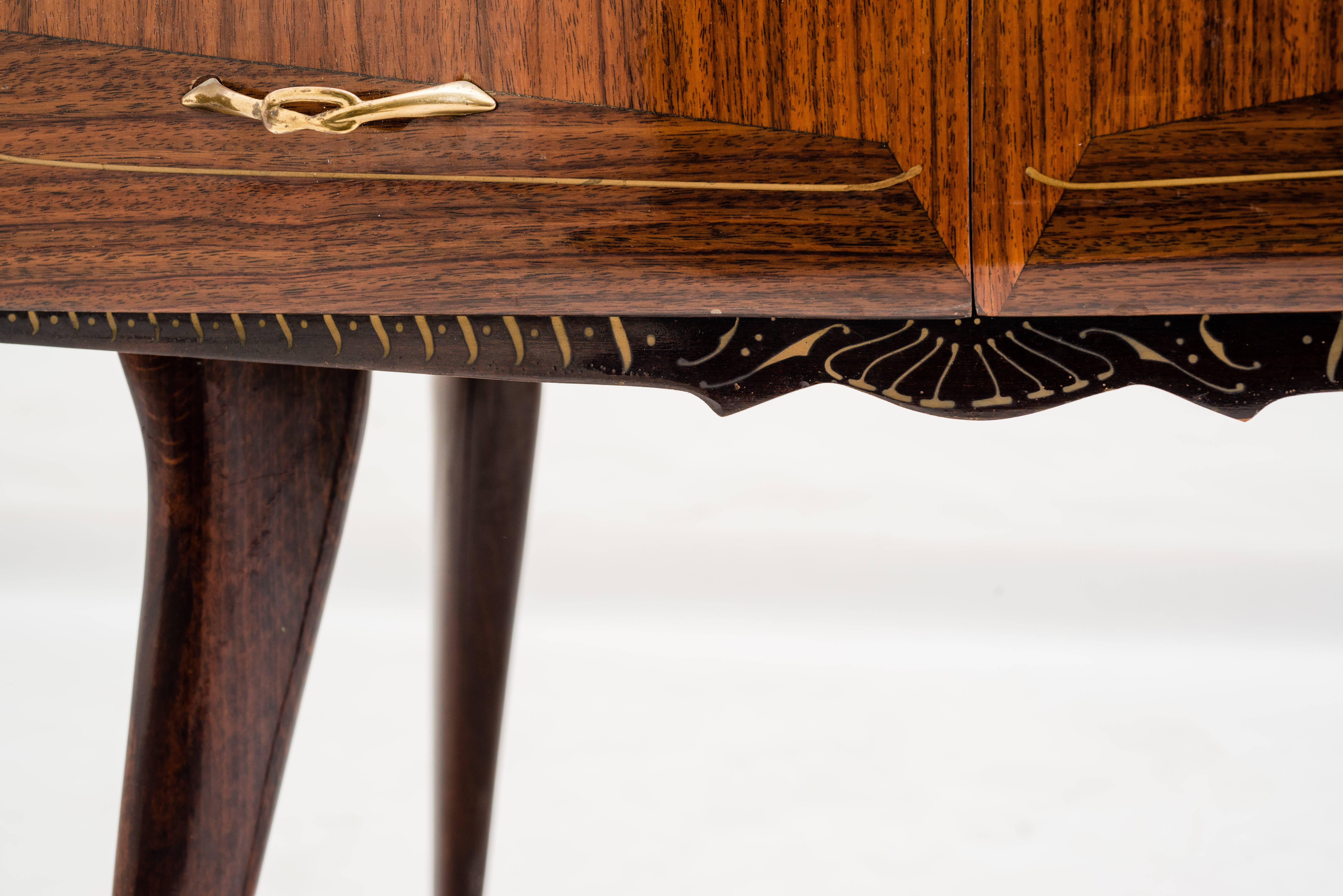 Bois de rose Paire de tables de nuit dans le style de Paolo Buffa, vers les années 1950 en vente