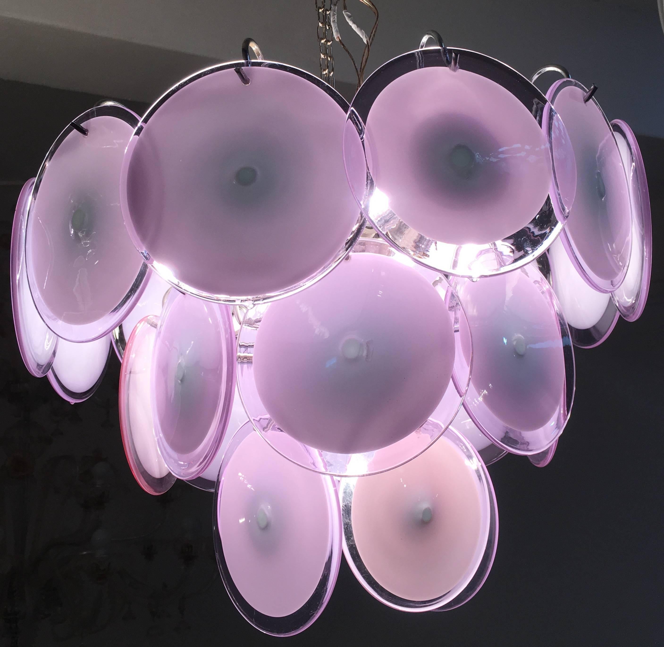 The 24 violet discs of precious Murano glass are arranged on three levels. 
Nine lights.

Height without chain 40 cm

Ten pieces available.