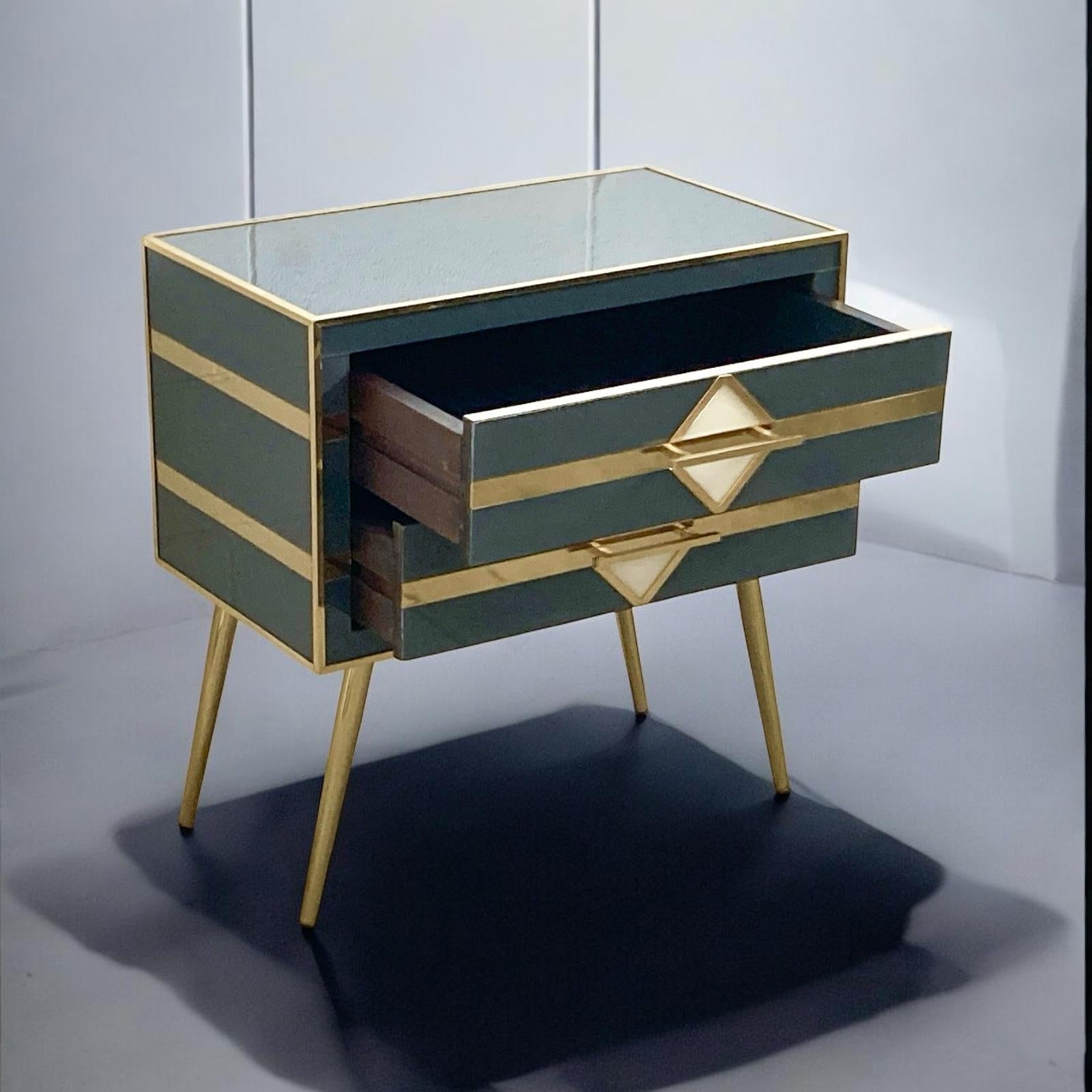 Mid-Century Modern Paire de tables de chevet ou de commodes grises de style milieu de siècle en vente