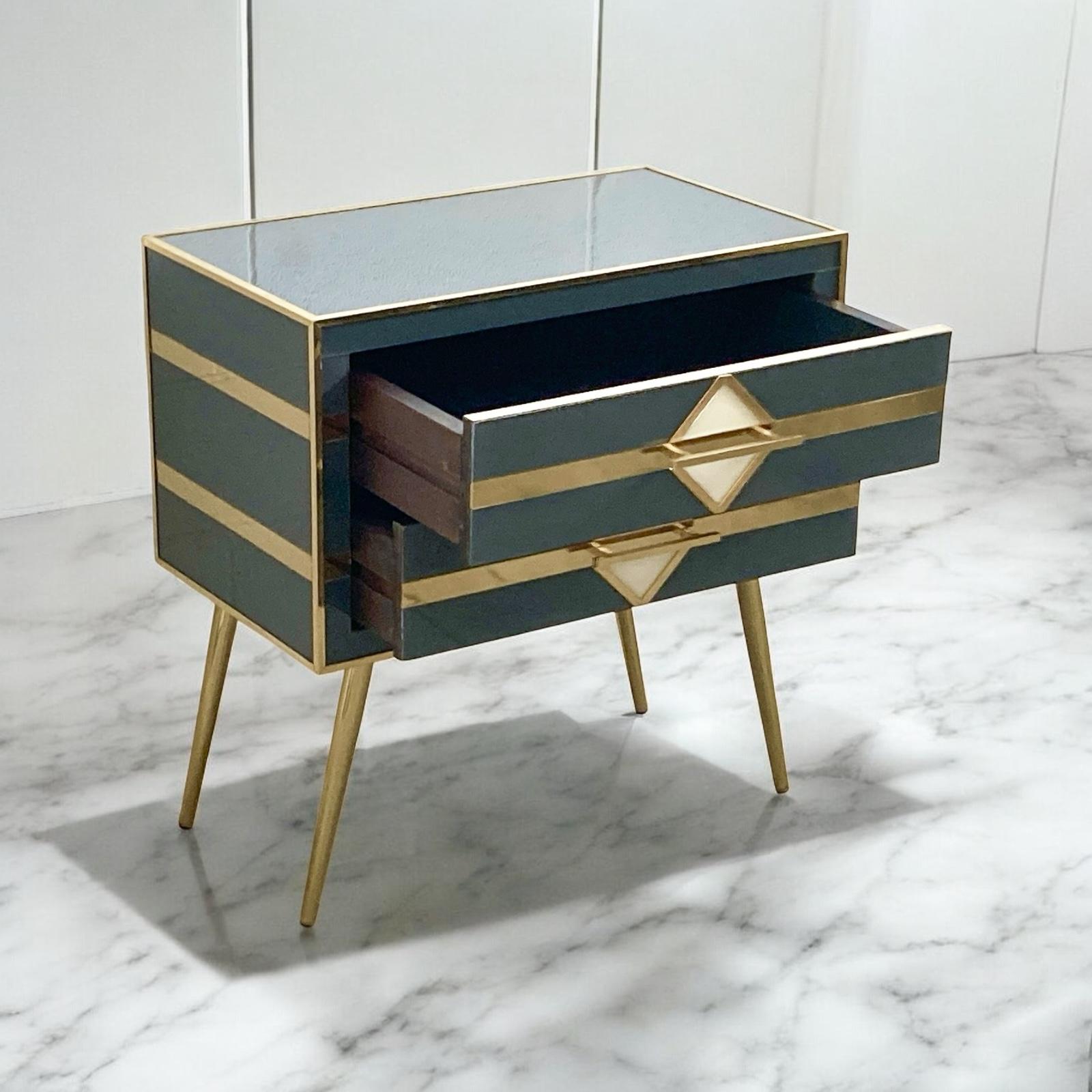 Paire de tables de chevet ou de commodes grises de style milieu de siècle en vente 2