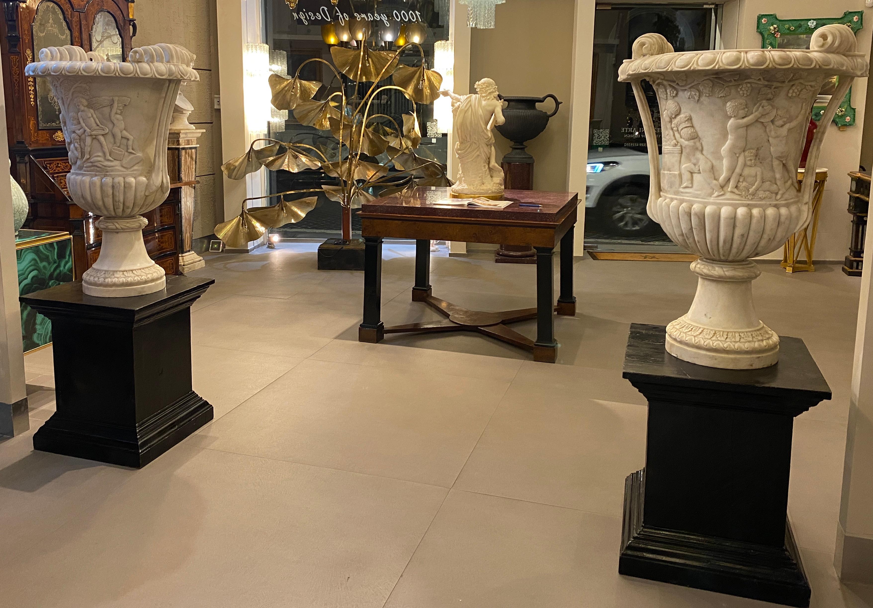 Neoclassical Pair of Exceptional Carrara White Marble Vases Grand Tour For Sale
