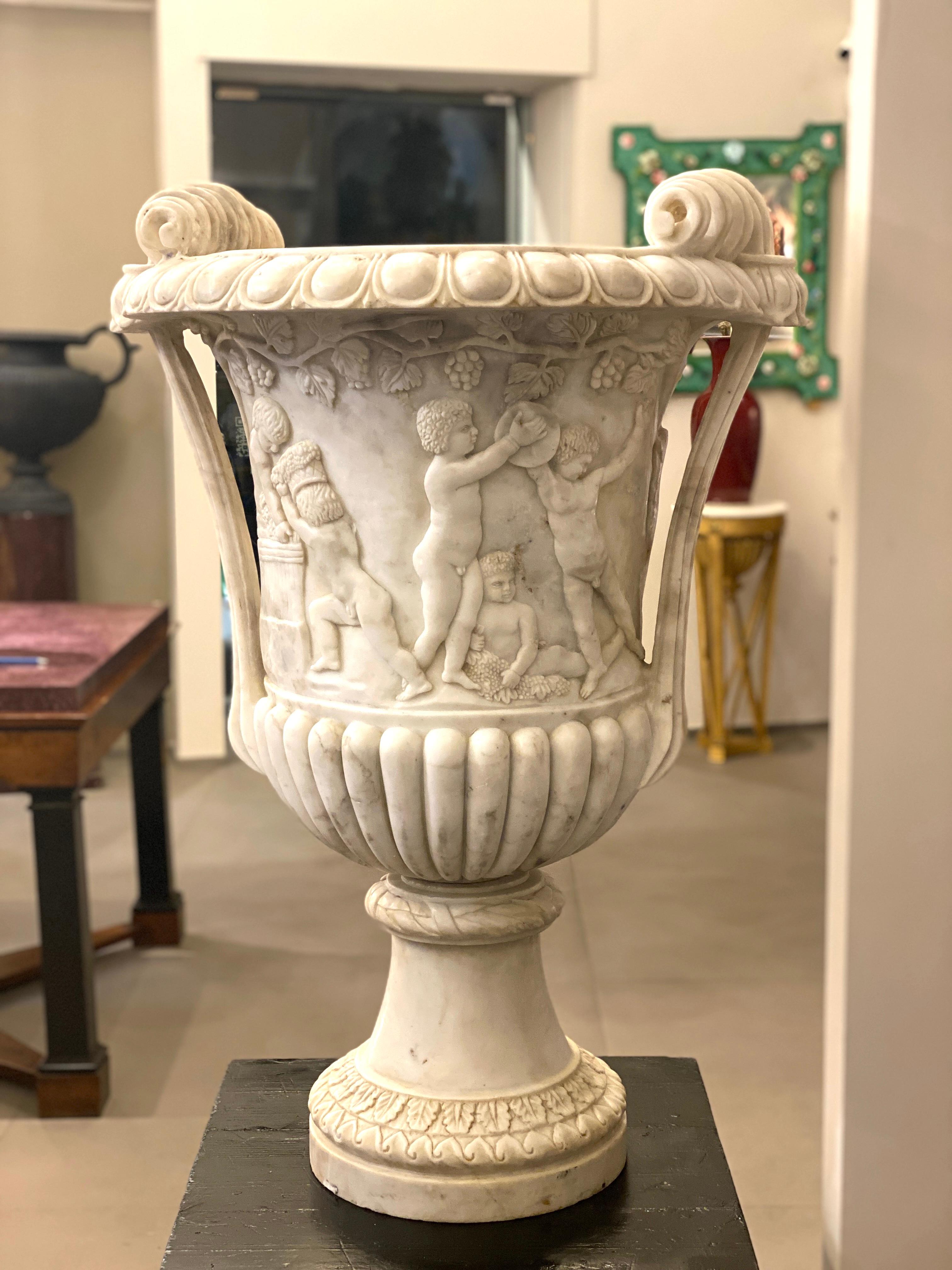 Exceptional  pair of vases in the shape of a cantharus.
 From a foot with overlapping moldings like strips, woven ribbons and acanthus leaves, a smooth stem rises, tapering towards the top, with a crown knot of laurel leaves tied by ribbons. It has
